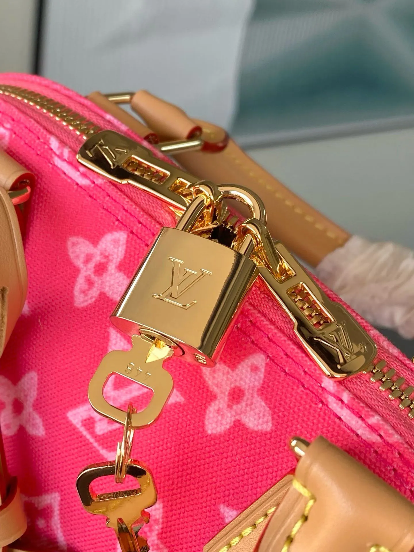 💰880 Top Original Order M28272 LV130th Anniversary Limited Presbyopia Series Color Model This Alma BB handbag traces its origins to the Art Deco style of 1934, with an elegant configuration made of Monogram canvas. A dazzling padlock and key, Toron handle and leather key holder add classic touches, while the detachable and adjustable shoulder strap makes it easy to carry across the body. Dimensions: 17.5 x 11.5 x 23.5 cm (height x width x length)