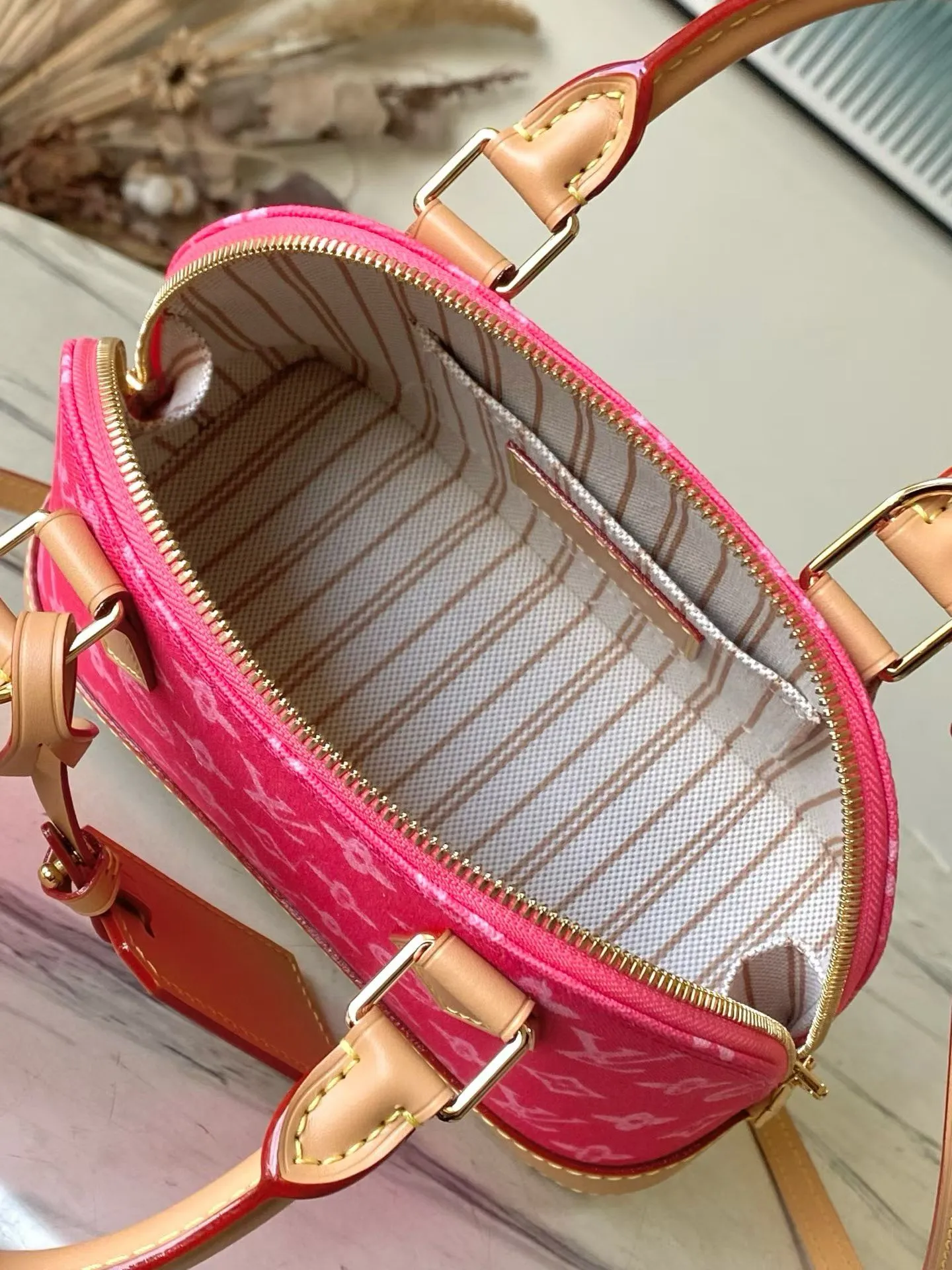 💰880 Top Original Order M28272 LV130th Anniversary Limited Presbyopia Series Color Model This Alma BB handbag traces its origins to the Art Deco style of 1934, with an elegant configuration made of Monogram canvas. A dazzling padlock and key, Toron handle and leather key holder add classic touches, while the detachable and adjustable shoulder strap makes it easy to carry across the body. Dimensions: 17.5 x 11.5 x 23.5 cm (height x width x length)