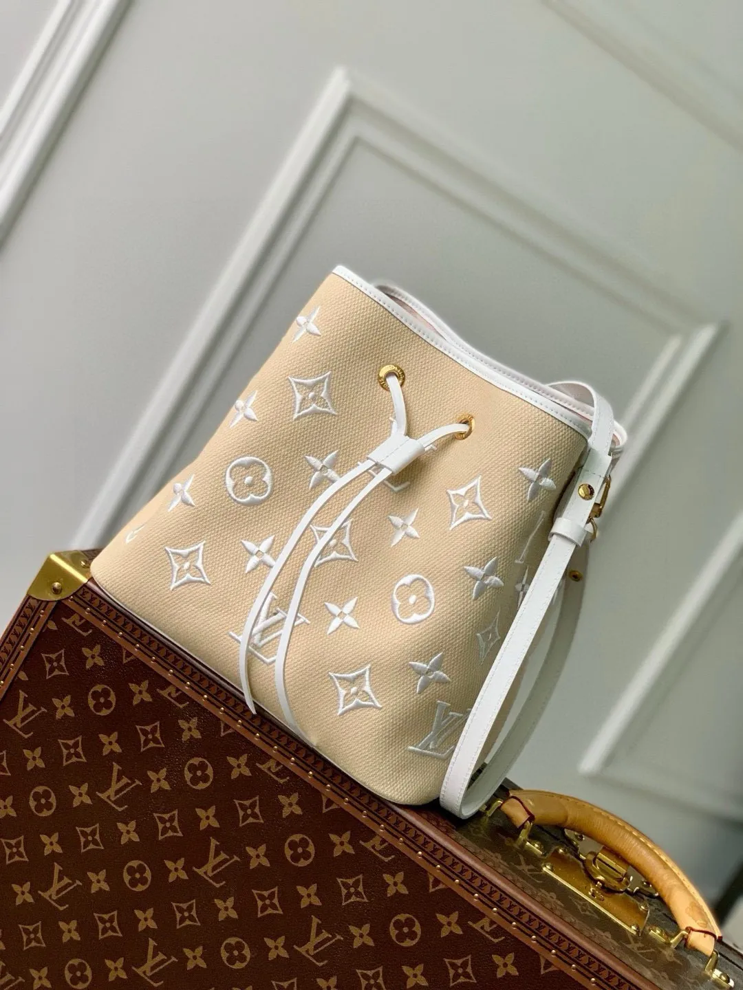 💰1260 Top-quality original M23080 white Louis Vuitton’s beloved bucket bag welcomes the coming of summer. The Monogram pattern is embroidered on the surface of the soft raffia cotton. Whether you are wandering on the beach, relaxing by the pool or attending a cocktail party, you can calmly release your exquisite style and become a perfect companion for seaside holidays. Detailed features: 26 x 26 x 17.5 cm (length x height x width)