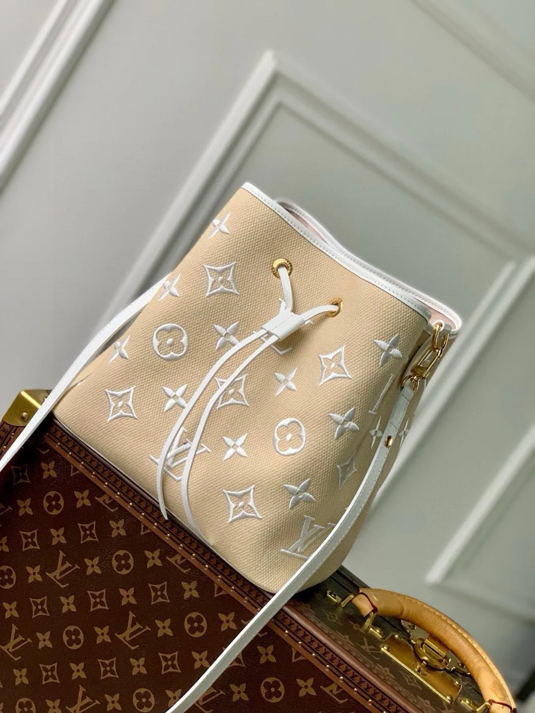 💰1260 Top-quality original M23080 white Louis Vuitton’s beloved bucket bag welcomes the coming of summer. The Monogram pattern is embroidered on the surface of the soft raffia cotton. Whether you are wandering on the beach, relaxing by the pool or attending a cocktail party, you can calmly release your exquisite style and become a perfect companion for seaside holidays. Detailed features: 26 x 26 x 17.5 cm (length x height x width)
