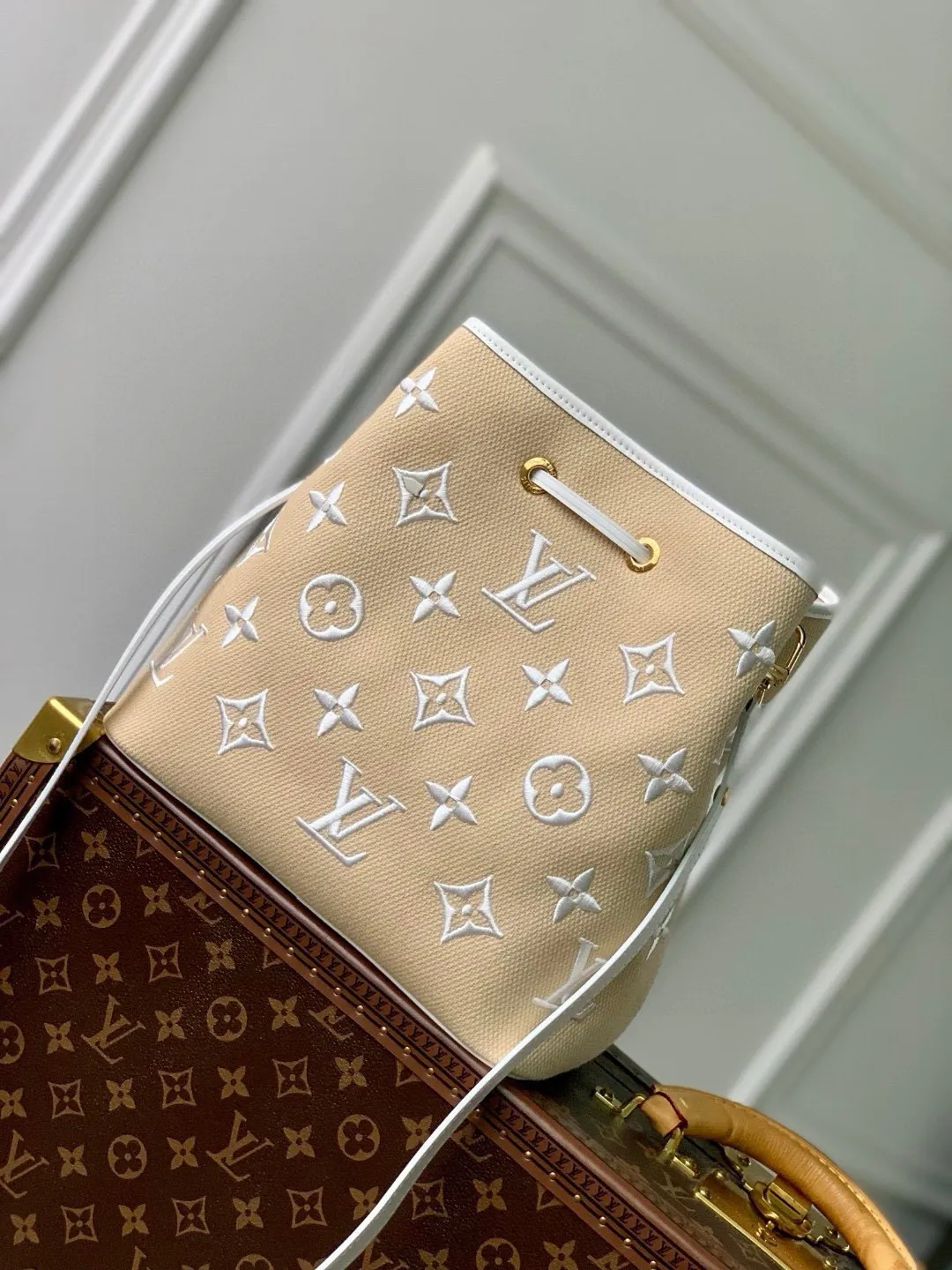 💰1260 Top-quality original M23080 white Louis Vuitton’s beloved bucket bag welcomes the coming of summer. The Monogram pattern is embroidered on the surface of the soft raffia cotton. Whether you are wandering on the beach, relaxing by the pool or attending a cocktail party, you can calmly release your exquisite style and become a perfect companion for seaside holidays. Detailed features: 26 x 26 x 17.5 cm (length x height x width)
