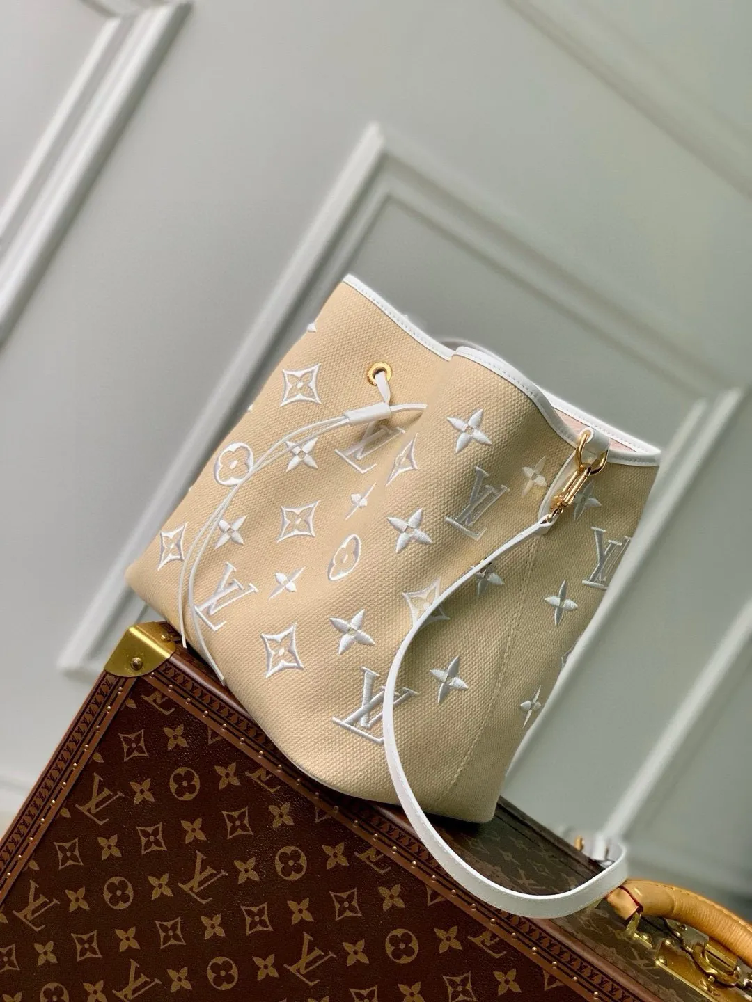 💰1260 Top-quality original M23080 white Louis Vuitton’s beloved bucket bag welcomes the coming of summer. The Monogram pattern is embroidered on the surface of the soft raffia cotton. Whether you are wandering on the beach, relaxing by the pool or attending a cocktail party, you can calmly release your exquisite style and become a perfect companion for seaside holidays. Detailed features: 26 x 26 x 17.5 cm (length x height x width)