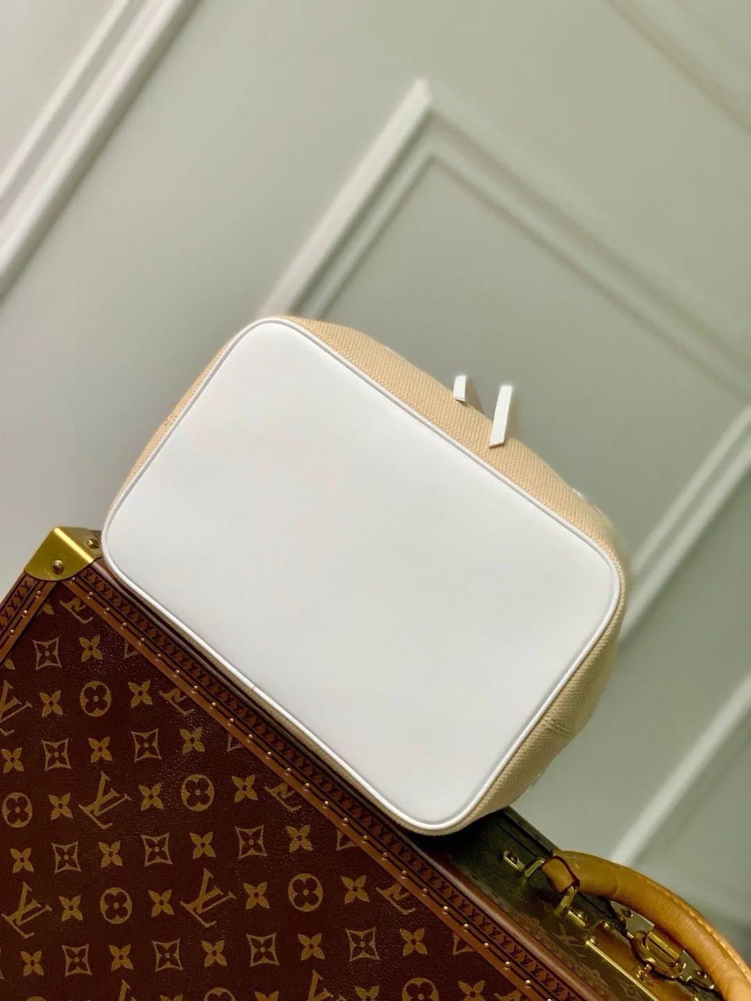 💰1260 Top-quality original M23080 white Louis Vuitton’s beloved bucket bag welcomes the coming of summer. The Monogram pattern is embroidered on the surface of the soft raffia cotton. Whether you are wandering on the beach, relaxing by the pool or attending a cocktail party, you can calmly release your exquisite style and become a perfect companion for seaside holidays. Detailed features: 26 x 26 x 17.5 cm (length x height x width)