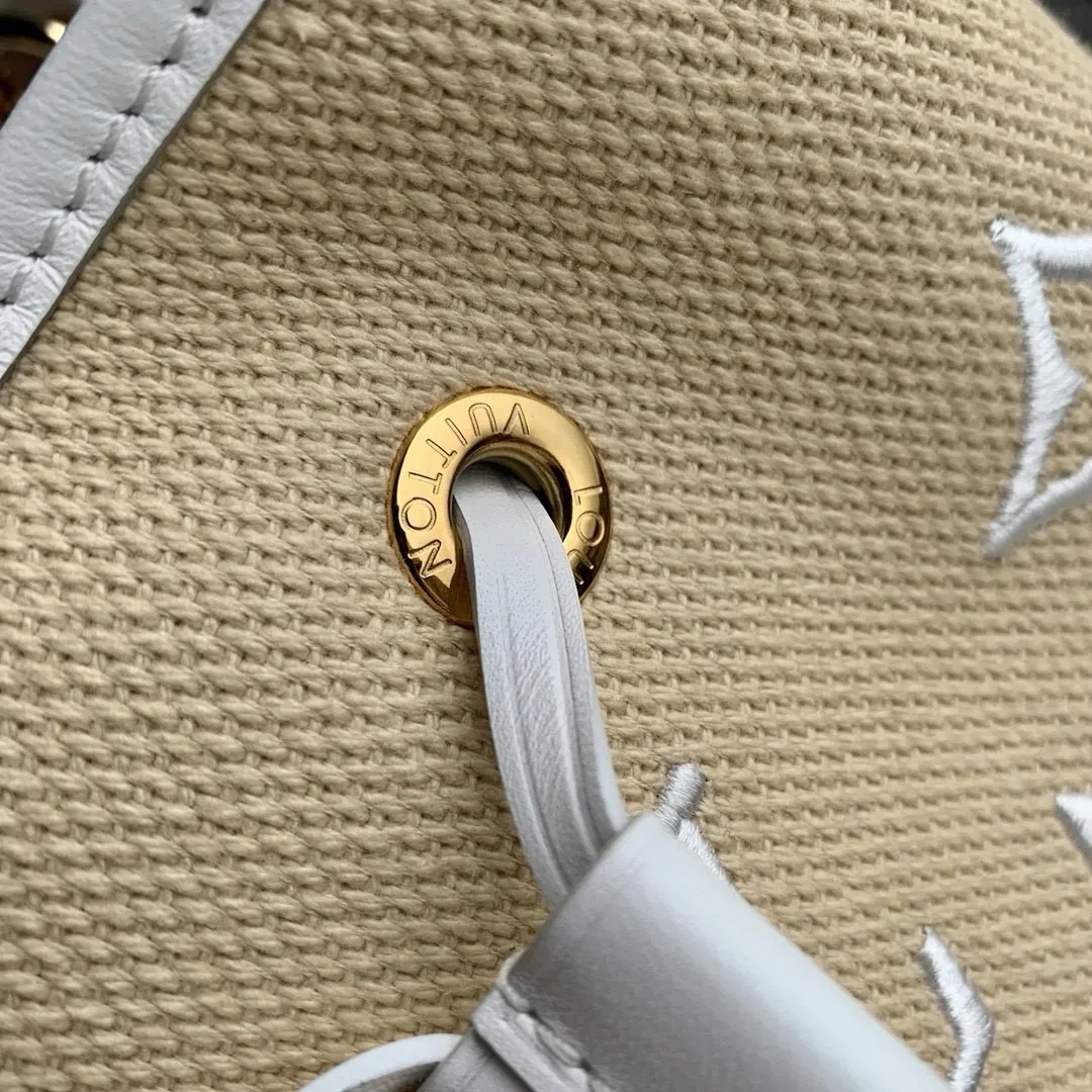 💰1260 Top-quality original M23080 white Louis Vuitton’s beloved bucket bag welcomes the coming of summer. The Monogram pattern is embroidered on the surface of the soft raffia cotton. Whether you are wandering on the beach, relaxing by the pool or attending a cocktail party, you can calmly release your exquisite style and become a perfect companion for seaside holidays. Detailed features: 26 x 26 x 17.5 cm (length x height x width)