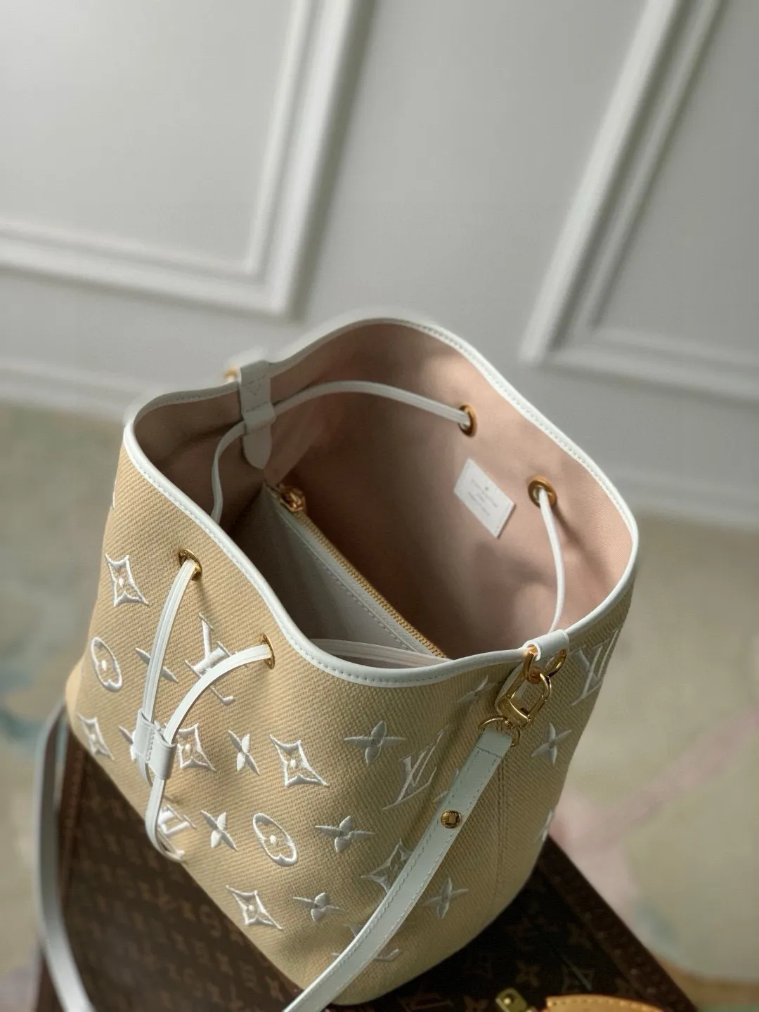 💰1260 Top-quality original M23080 white Louis Vuitton’s beloved bucket bag welcomes the coming of summer. The Monogram pattern is embroidered on the surface of the soft raffia cotton. Whether you are wandering on the beach, relaxing by the pool or attending a cocktail party, you can calmly release your exquisite style and become a perfect companion for seaside holidays. Detailed features: 26 x 26 x 17.5 cm (length x height x width)