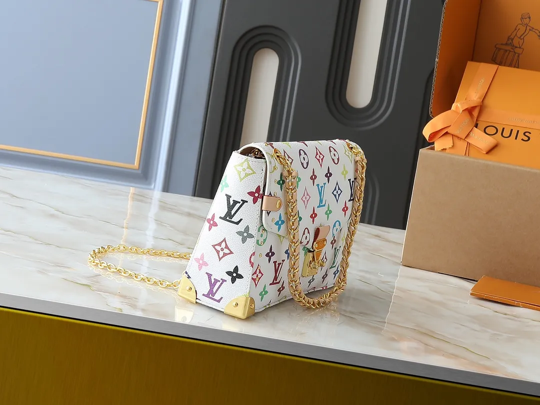 💰280💰Upgraded original M14526 Trunkie handbag combines Monogram canvas and metal rivets, with metallic corners and iconic S-lock lock, highlighting the brand heritage with a retro luggage style. The internal space and zipper pockets make it easy to accommodate daily needs, and the sliding chain shoulder strap expands carrying options. Dimensions: 27.0 x 16.0 x 8.0 cm (length x height x width)