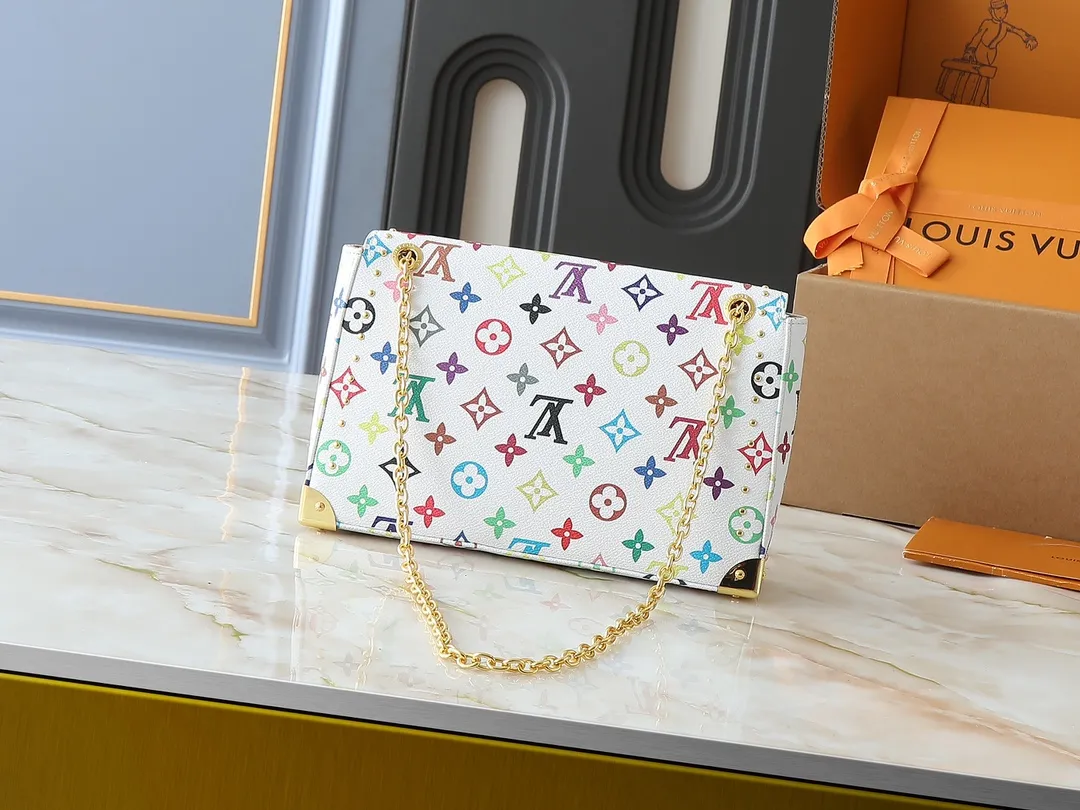 💰280💰Upgraded original M14526 Trunkie handbag combines Monogram canvas and metal rivets, with metallic corners and iconic S-lock lock, highlighting the brand heritage with a retro luggage style. The internal space and zipper pockets make it easy to accommodate daily needs, and the sliding chain shoulder strap expands carrying options. Dimensions: 27.0 x 16.0 x 8.0 cm (length x height x width)