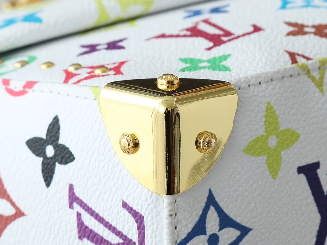 💰280💰Upgraded original M14526 Trunkie handbag combines Monogram canvas and metal rivets, with metallic corners and iconic S-lock lock, highlighting the brand heritage with a retro luggage style. The internal space and zipper pockets make it easy to accommodate daily needs, and the sliding chain shoulder strap expands carrying options. Dimensions: 27.0 x 16.0 x 8.0 cm (length x height x width)