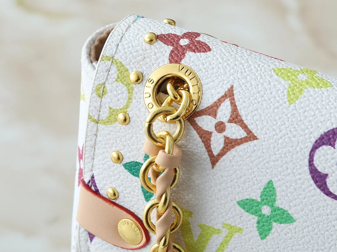 💰280💰Upgraded original M14526 Trunkie handbag combines Monogram canvas and metal rivets, with metallic corners and iconic S-lock lock, highlighting the brand heritage with a retro luggage style. The internal space and zipper pockets make it easy to accommodate daily needs, and the sliding chain shoulder strap expands carrying options. Dimensions: 27.0 x 16.0 x 8.0 cm (length x height x width)