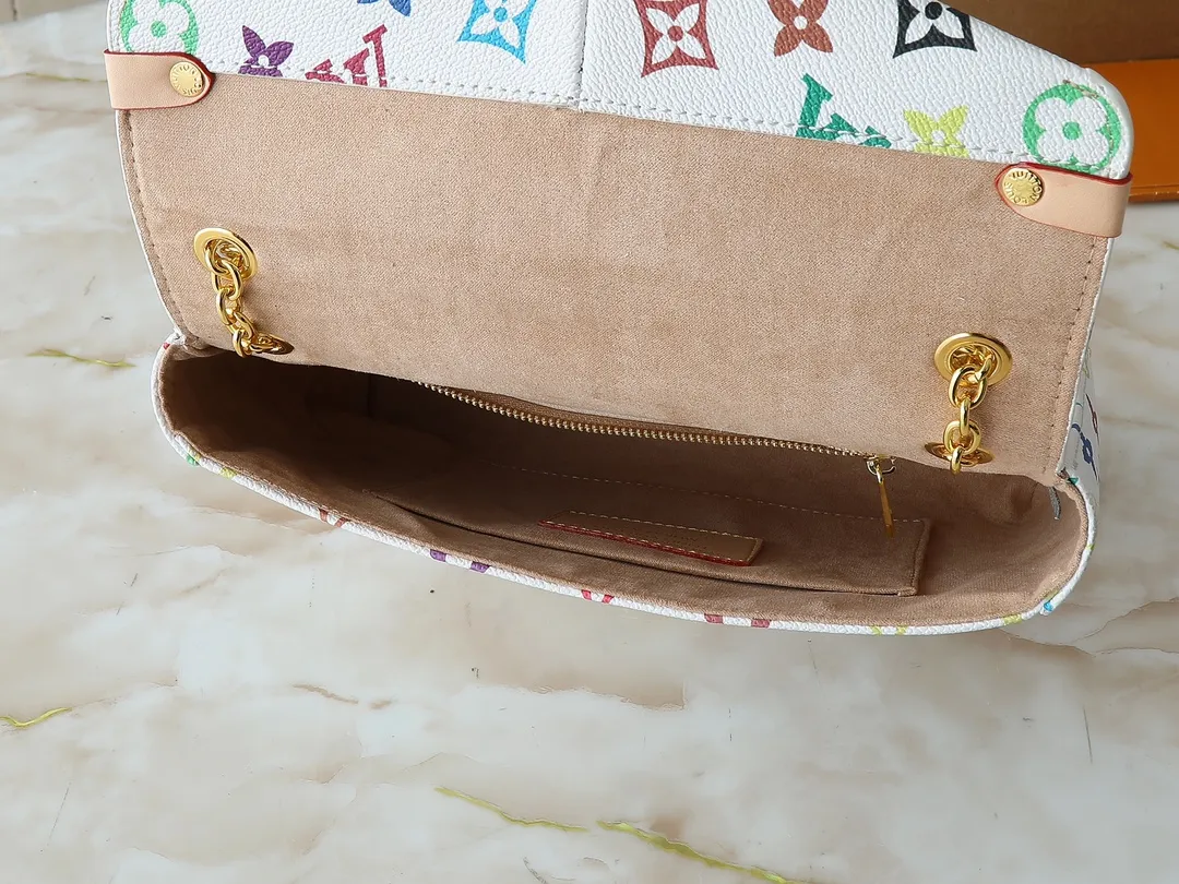 💰280💰Upgraded original M14526 Trunkie handbag combines Monogram canvas and metal rivets, with metallic corners and iconic S-lock lock, highlighting the brand heritage with a retro luggage style. The internal space and zipper pockets make it easy to accommodate daily needs, and the sliding chain shoulder strap expands carrying options. Dimensions: 27.0 x 16.0 x 8.0 cm (length x height x width)
