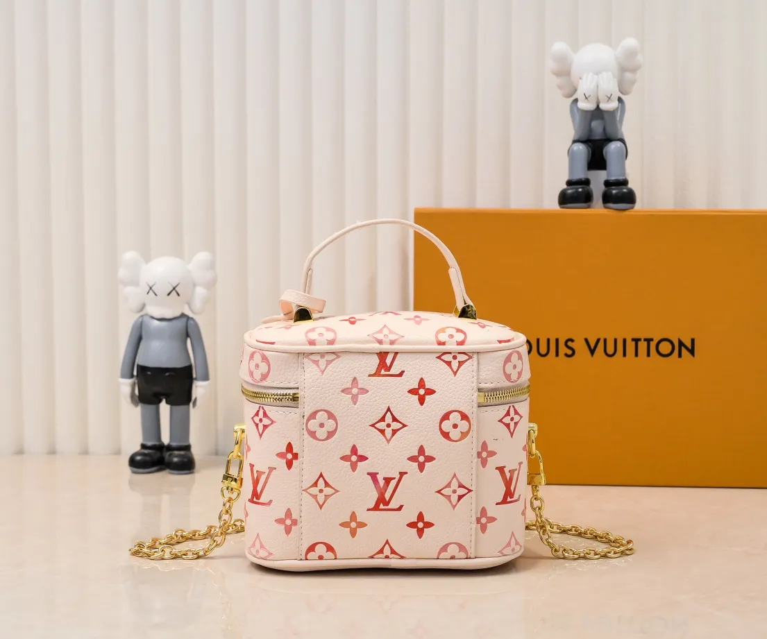 Batch 💰260 Upgraded Original ✨M44936 45599 The new full leather gradient oil paint embossed silk screen cosmetic bag is made of Monogram canvas and has a delicate structure. It can be placed in the bathroom to store beauty supplies such as nail polish or lipstick, or placed in a handbag to collect small items. The handle can be folded flat to fit into a small space. Size: 19X13X11cm