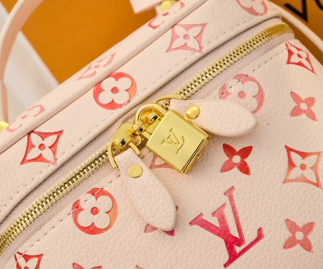 Batch 💰260 Upgraded Original ✨M44936 45599 The new full leather gradient oil paint embossed silk screen cosmetic bag is made of Monogram canvas and has a delicate structure. It can be placed in the bathroom to store beauty supplies such as nail polish or lipstick, or placed in a handbag to collect small items. The handle can be folded flat to fit into a small space. Size: 19X13X11cm