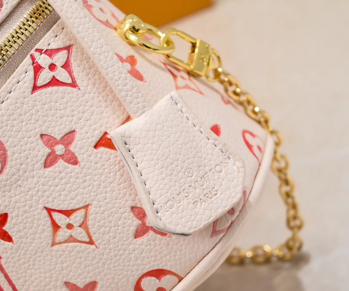 Batch 💰260 Upgraded Original ✨M44936 45599 The new full leather gradient oil paint embossed silk screen cosmetic bag is made of Monogram canvas and has a delicate structure. It can be placed in the bathroom to store beauty supplies such as nail polish or lipstick, or placed in a handbag to collect small items. The handle can be folded flat to fit into a small space. Size: 19X13X11cm