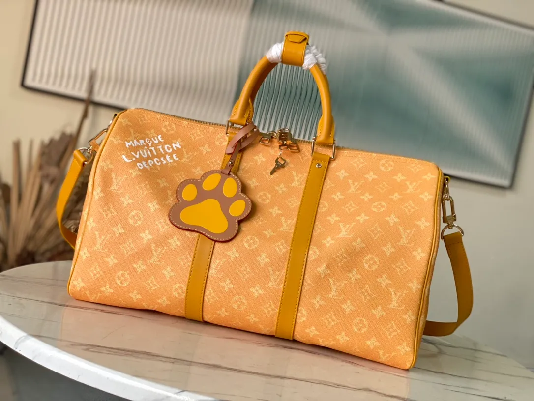💰1220 Top original order M12880 This Keepall Bandouliere 45 travel bag is made of Monogram Heritage canvas with cow leather trim, and the Marque LVuitton Deposee logo is written on the side. The detachable shoulder strap and rolled leather handle make it easy to carry it on the go, and the padded dog paw decoration designed by Pharrel Wiliams adds a sense of smartness. Dimensions: 45 × 27 × 20 cm