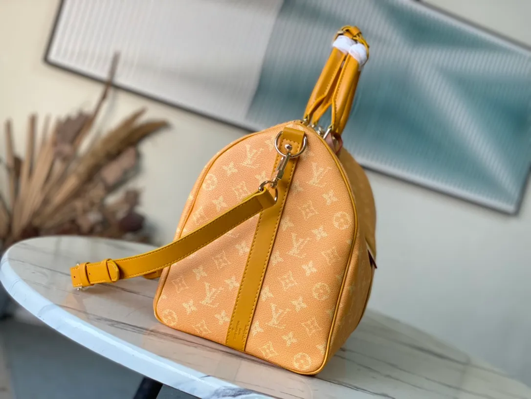 💰1220 Top original order M12880 This Keepall Bandouliere 45 travel bag is made of Monogram Heritage canvas with cow leather trim, and the Marque LVuitton Deposee logo is written on the side. The detachable shoulder strap and rolled leather handle make it easy to carry it on the go, and the padded dog paw decoration designed by Pharrel Wiliams adds a sense of smartness. Dimensions: 45 × 27 × 20 cm