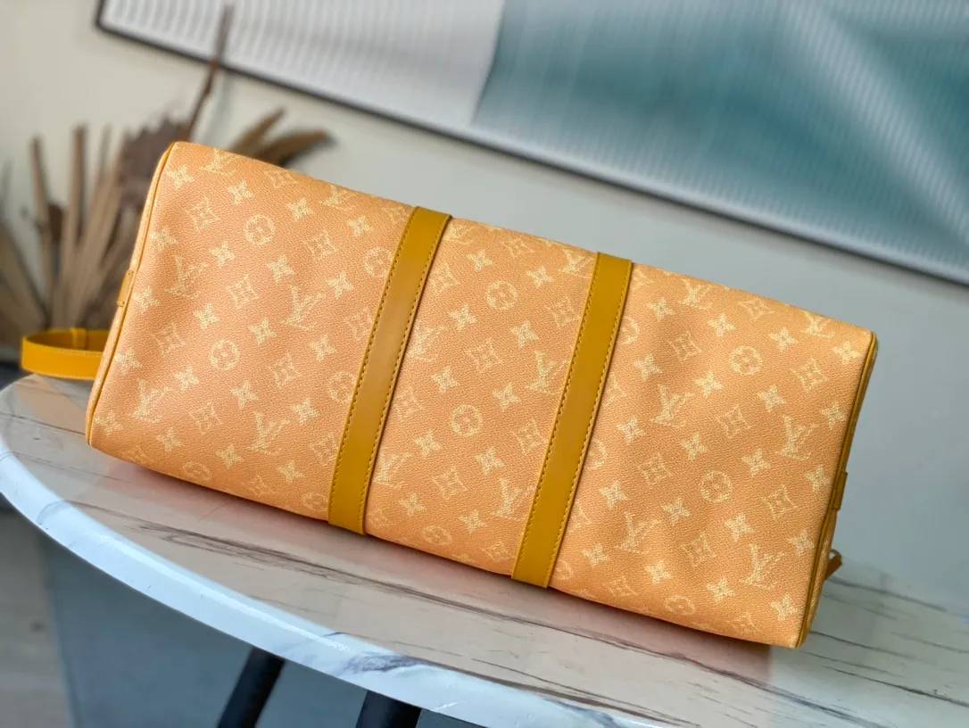 💰1220 Top original order M12880 This Keepall Bandouliere 45 travel bag is made of Monogram Heritage canvas with cow leather trim, and the Marque LVuitton Deposee logo is written on the side. The detachable shoulder strap and rolled leather handle make it easy to carry it on the go, and the padded dog paw decoration designed by Pharrel Wiliams adds a sense of smartness. Dimensions: 45 × 27 × 20 cm
