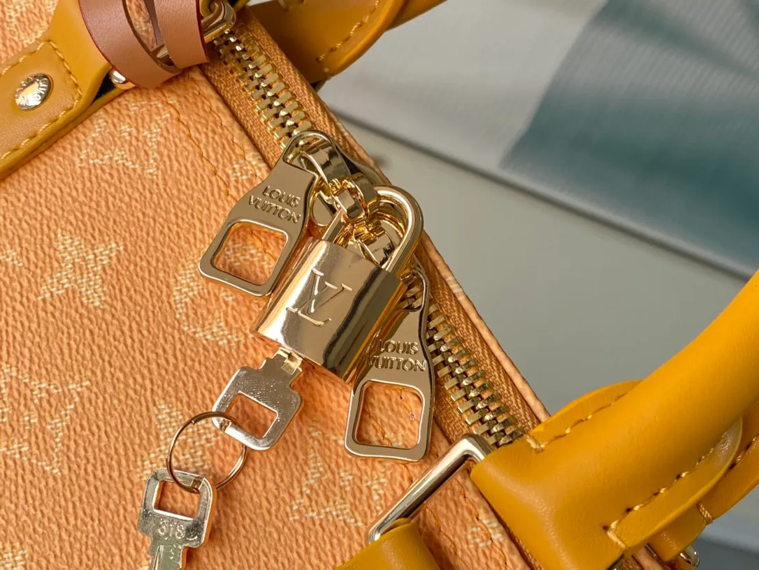 💰1220 Top original order M12880 This Keepall Bandouliere 45 travel bag is made of Monogram Heritage canvas with cow leather trim, and the Marque LVuitton Deposee logo is written on the side. The detachable shoulder strap and rolled leather handle make it easy to carry it on the go, and the padded dog paw decoration designed by Pharrel Wiliams adds a sense of smartness. Dimensions: 45 × 27 × 20 cm