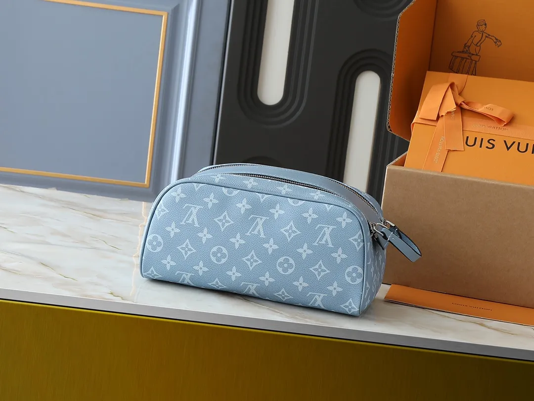 💰200💰Upgraded from the original M14125 M11482 M47528 M46354 M46696 N40127 M44494 This Dopp Kit toiletry bag is made of Monogram Eclipse canvas, bringing a restrained choice to Monogram lovers. Plenty of space to store travel essentials, double zippers for secure protection, and wide opening for easy access. 28.0 x 15.0 x 16.5 cm (length x height x width)