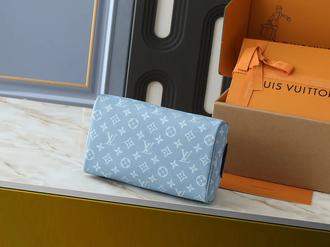 💰200💰Upgraded from the original M14125 M11482 M47528 M46354 M46696 N40127 M44494 This Dopp Kit toiletry bag is made of Monogram Eclipse canvas, bringing a restrained choice to Monogram lovers. Plenty of space to store travel essentials, double zippers for secure protection, and wide opening for easy access. 28.0 x 15.0 x 16.5 cm (length x height x width)