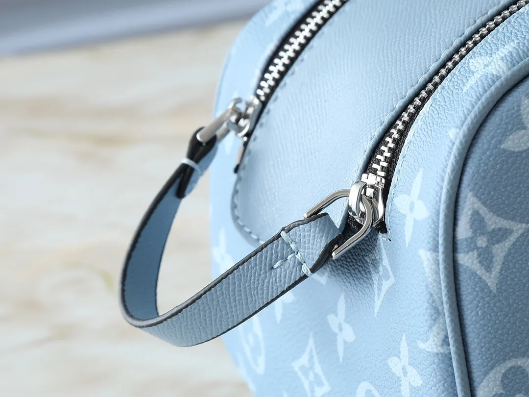 💰200💰Upgraded from the original M14125 M11482 M47528 M46354 M46696 N40127 M44494 This Dopp Kit toiletry bag is made of Monogram Eclipse canvas, bringing a restrained choice to Monogram lovers. Plenty of space to store travel essentials, double zippers for secure protection, and wide opening for easy access. 28.0 x 15.0 x 16.5 cm (length x height x width)