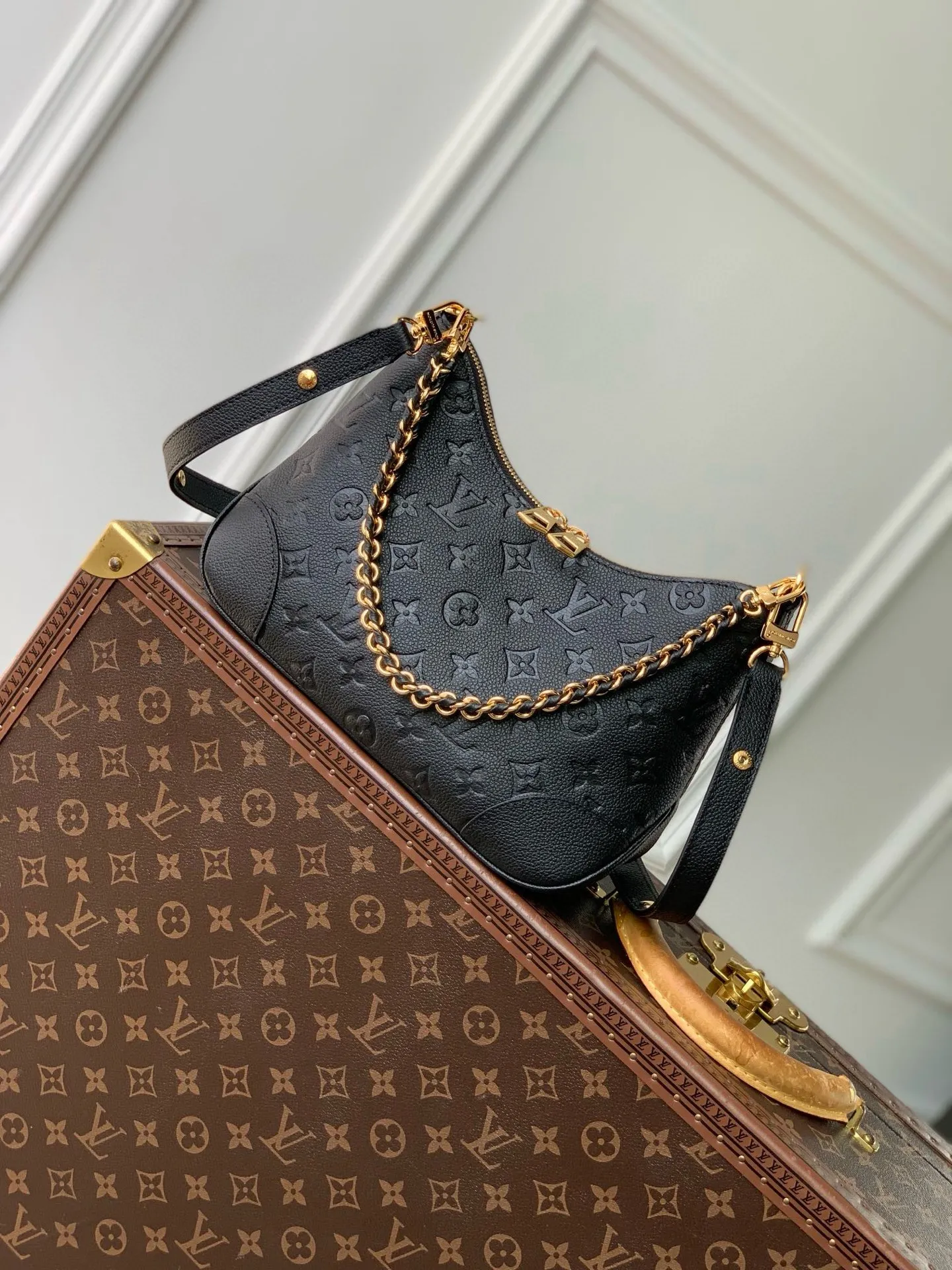 💰940 (top layer leather) top original M12930 black, this Boulogne handbag uses Monogram Empreinte leather to reinterpret the classic design, and can show your individual style in a variety of carrying methods. An interior slip pocket can easily store your smartphone, and the braided chain is accented with dazzling hardware. 16 x 9.5 x 29 cm (height x width x length)