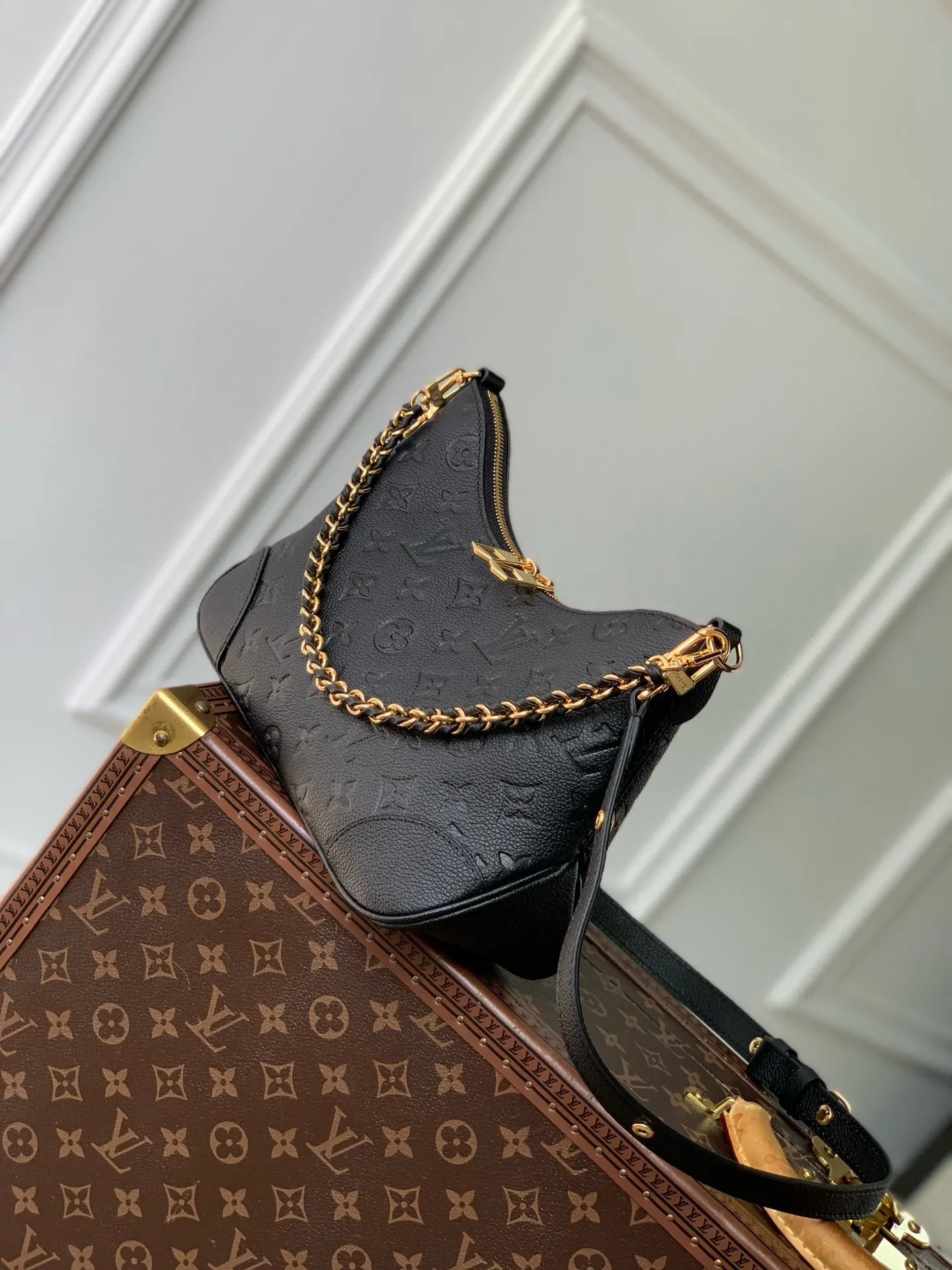💰940 (top layer leather) top original M12930 black, this Boulogne handbag uses Monogram Empreinte leather to reinterpret the classic design, and can show your individual style in a variety of carrying methods. An interior slip pocket can easily store your smartphone, and the braided chain is accented with dazzling hardware. 16 x 9.5 x 29 cm (height x width x length)