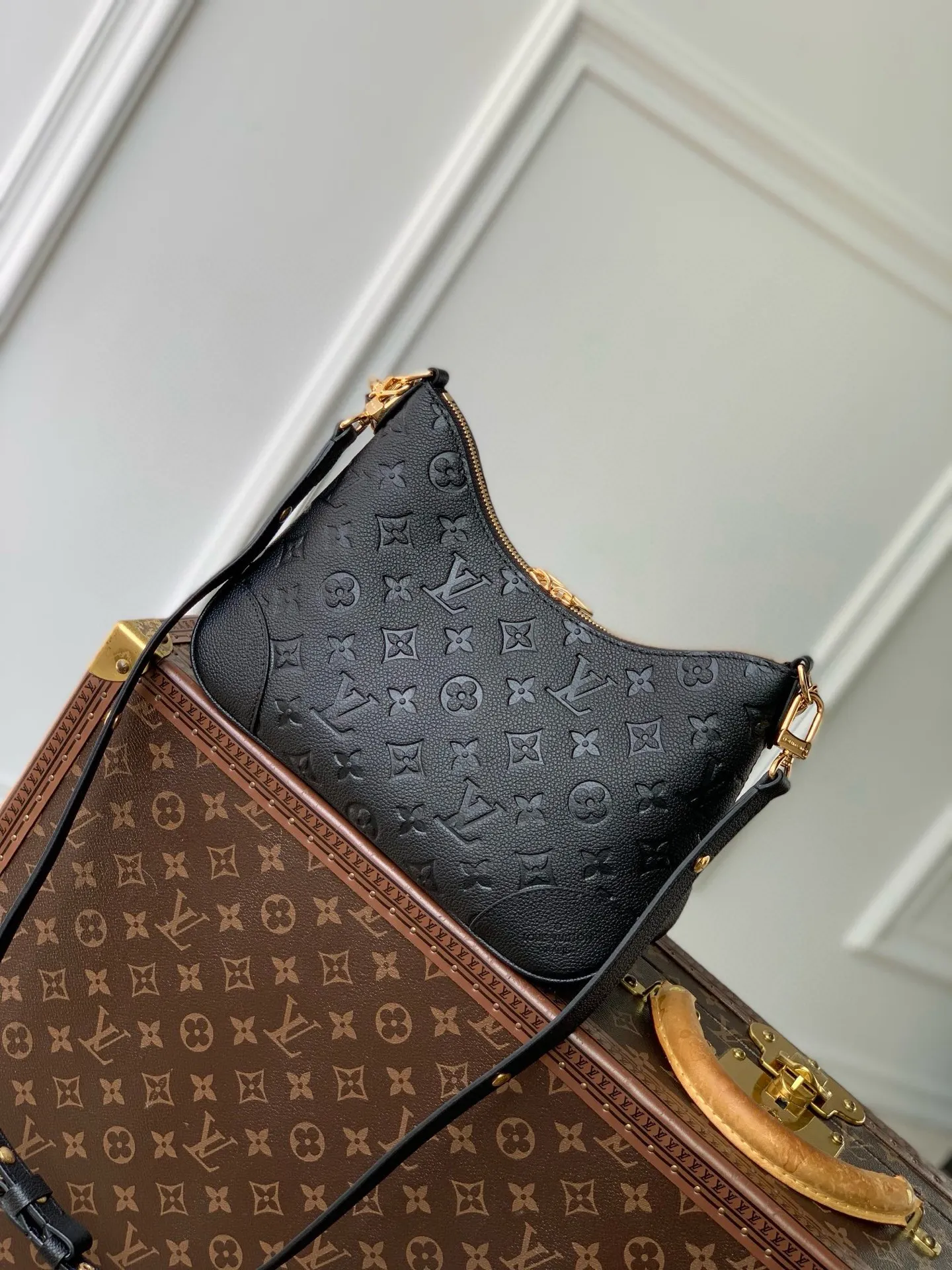 💰940 (top layer leather) top original M12930 black, this Boulogne handbag uses Monogram Empreinte leather to reinterpret the classic design, and can show your individual style in a variety of carrying methods. An interior slip pocket can easily store your smartphone, and the braided chain is accented with dazzling hardware. 16 x 9.5 x 29 cm (height x width x length)