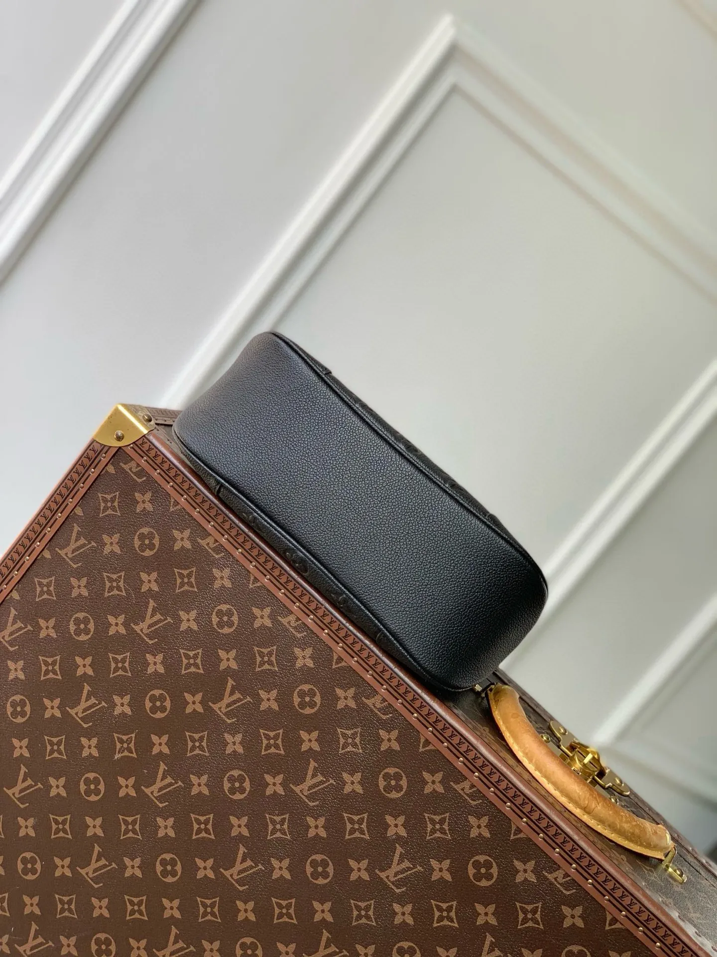 💰940 (top layer leather) top original M12930 black, this Boulogne handbag uses Monogram Empreinte leather to reinterpret the classic design, and can show your individual style in a variety of carrying methods. An interior slip pocket can easily store your smartphone, and the braided chain is accented with dazzling hardware. 16 x 9.5 x 29 cm (height x width x length)
