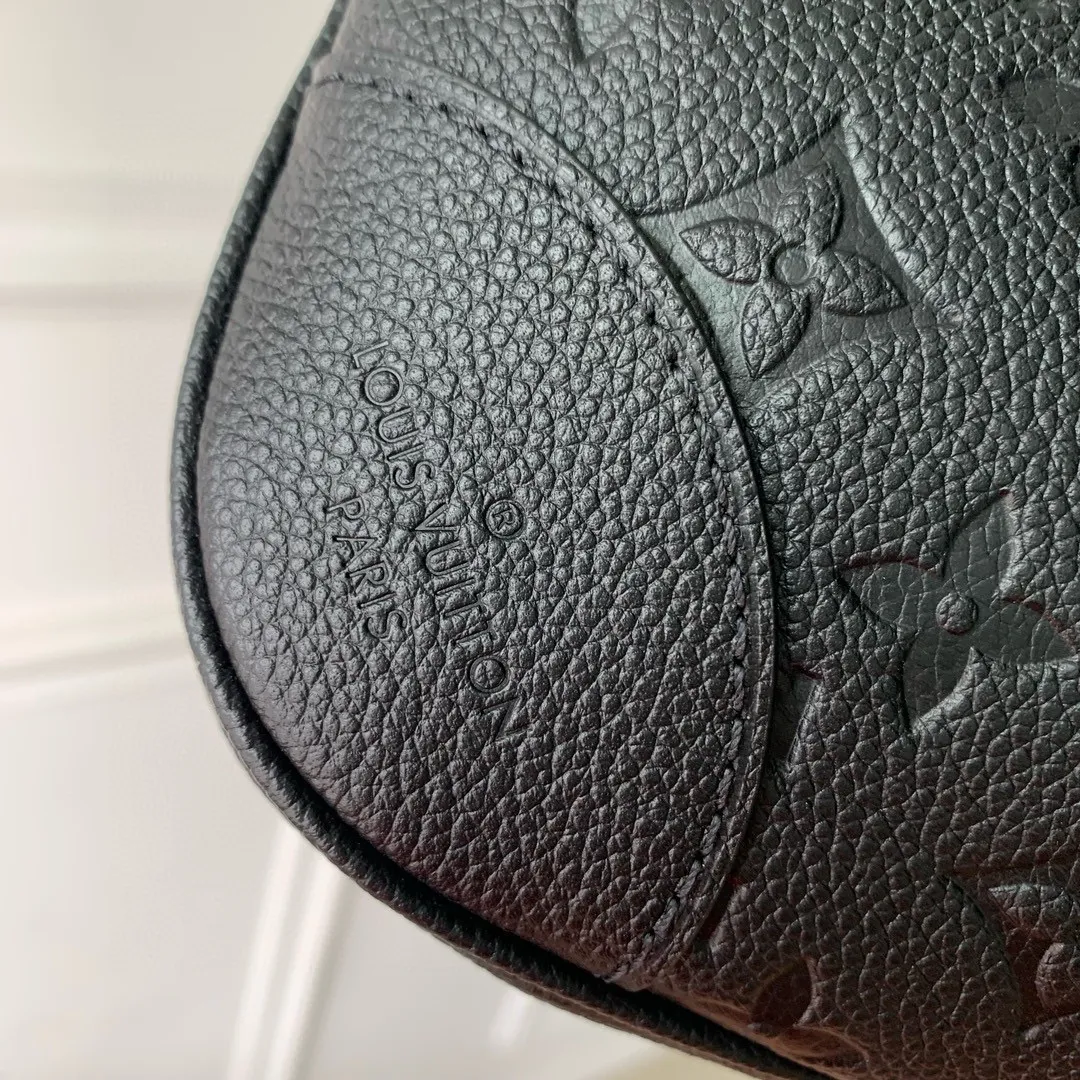 💰940 (top layer leather) top original M12930 black, this Boulogne handbag uses Monogram Empreinte leather to reinterpret the classic design, and can show your individual style in a variety of carrying methods. An interior slip pocket can easily store your smartphone, and the braided chain is accented with dazzling hardware. 16 x 9.5 x 29 cm (height x width x length)
