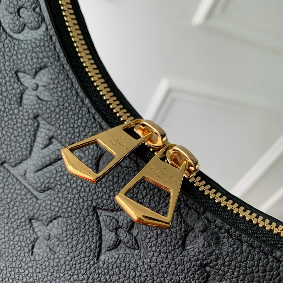 💰940 (top layer leather) top original M12930 black, this Boulogne handbag uses Monogram Empreinte leather to reinterpret the classic design, and can show your individual style in a variety of carrying methods. An interior slip pocket can easily store your smartphone, and the braided chain is accented with dazzling hardware. 16 x 9.5 x 29 cm (height x width x length)