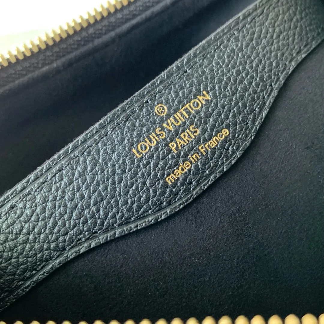 💰940 (top layer leather) top original M12930 black, this Boulogne handbag uses Monogram Empreinte leather to reinterpret the classic design, and can show your individual style in a variety of carrying methods. An interior slip pocket can easily store your smartphone, and the braided chain is accented with dazzling hardware. 16 x 9.5 x 29 cm (height x width x length)