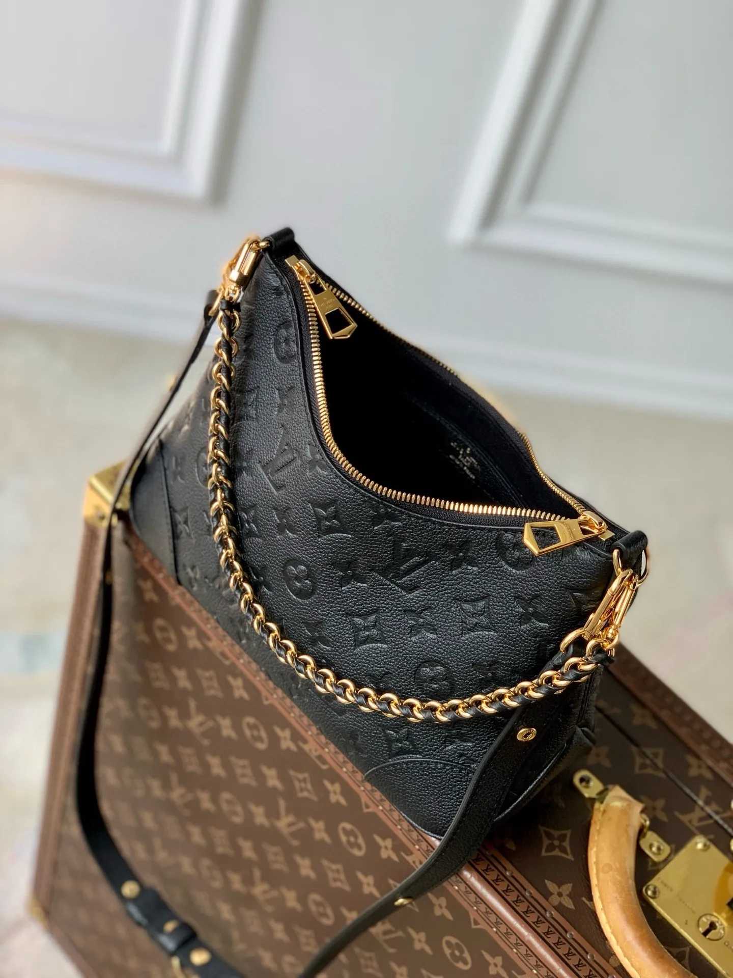 💰940 (top layer leather) top original M12930 black, this Boulogne handbag uses Monogram Empreinte leather to reinterpret the classic design, and can show your individual style in a variety of carrying methods. An interior slip pocket can easily store your smartphone, and the braided chain is accented with dazzling hardware. 16 x 9.5 x 29 cm (height x width x length)
