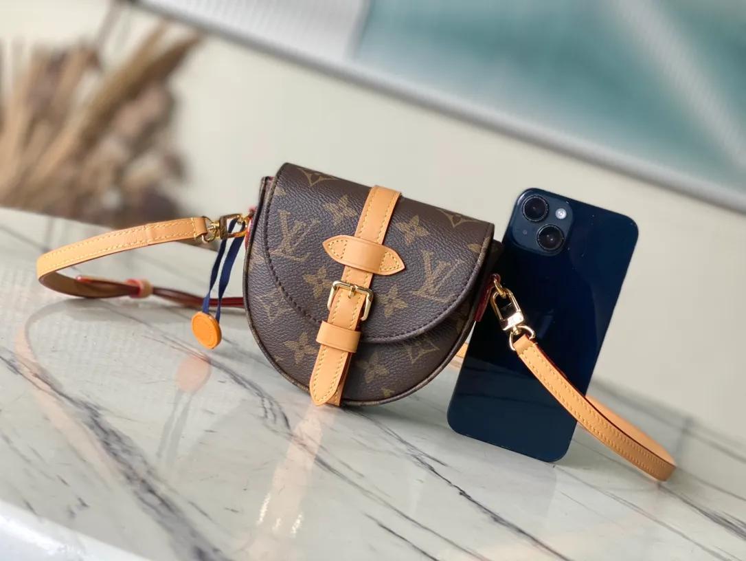 💰760 Top Original Order M46643 This Micro Chantily handbag is made of Monogram canvas to create a unique shape and compact size, which can inject personalized style into any outfit. Inspired by the original Chantilly handbag released in 1978, it is exquisitely crafted and versatile. Exquisite details add to the exquisite charm. The removable and adjustable shoulder strap allows for comfortable shoulder and cross-body wear. Dimensions: 12.5 × 13 × 4 cm