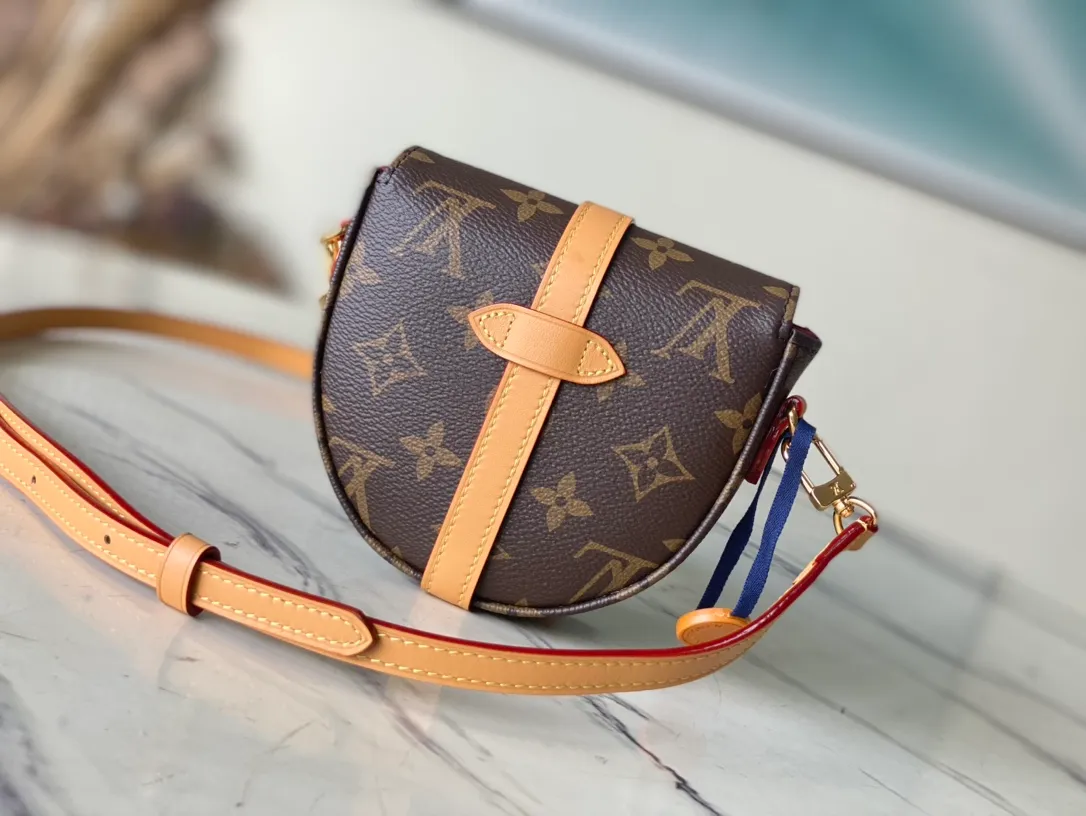 💰760 Top Original Order M46643 This Micro Chantily handbag is made of Monogram canvas to create a unique shape and compact size, which can inject personalized style into any outfit. Inspired by the original Chantilly handbag released in 1978, it is exquisitely crafted and versatile. Exquisite details add to the exquisite charm. The removable and adjustable shoulder strap allows for comfortable shoulder and cross-body wear. Dimensions: 12.5 × 13 × 4 cm
