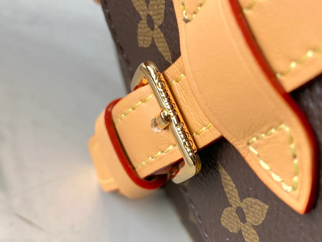 💰760 Top Original Order M46643 This Micro Chantily handbag is made of Monogram canvas to create a unique shape and compact size, which can inject personalized style into any outfit. Inspired by the original Chantilly handbag released in 1978, it is exquisitely crafted and versatile. Exquisite details add to the exquisite charm. The removable and adjustable shoulder strap allows for comfortable shoulder and cross-body wear. Dimensions: 12.5 × 13 × 4 cm