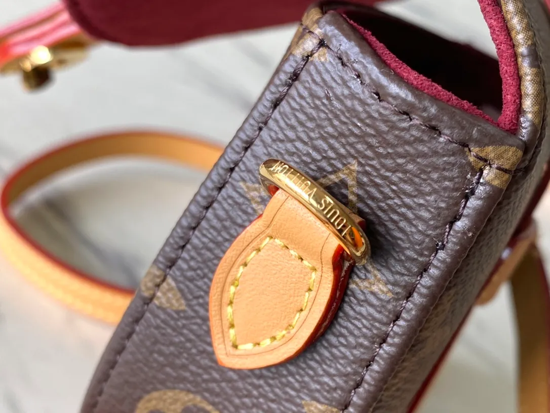 💰760 Top Original Order M46643 This Micro Chantily handbag is made of Monogram canvas to create a unique shape and compact size, which can inject personalized style into any outfit. Inspired by the original Chantilly handbag released in 1978, it is exquisitely crafted and versatile. Exquisite details add to the exquisite charm. The removable and adjustable shoulder strap allows for comfortable shoulder and cross-body wear. Dimensions: 12.5 × 13 × 4 cm