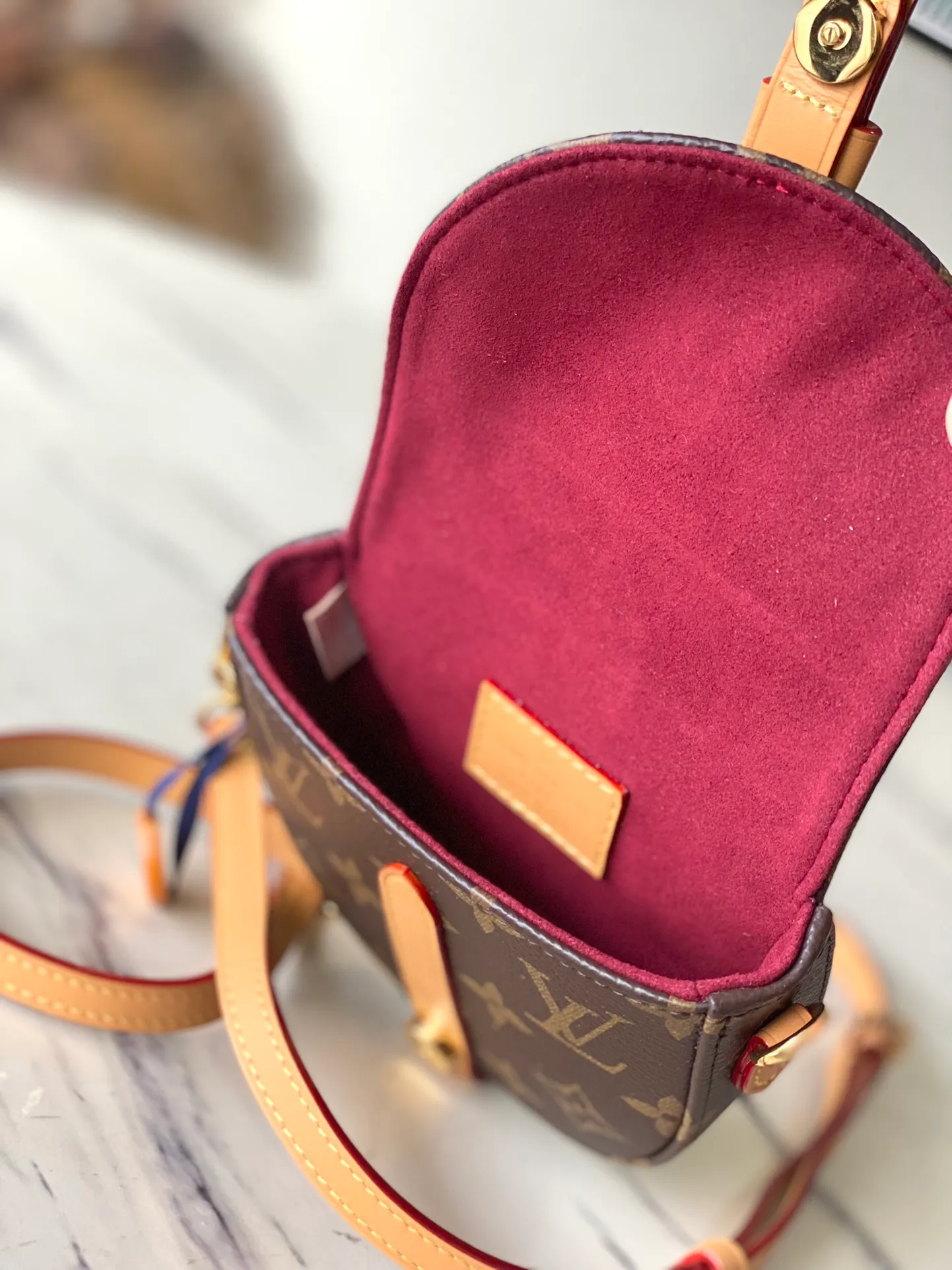 💰760 Top Original Order M46643 This Micro Chantily handbag is made of Monogram canvas to create a unique shape and compact size, which can inject personalized style into any outfit. Inspired by the original Chantilly handbag released in 1978, it is exquisitely crafted and versatile. Exquisite details add to the exquisite charm. The removable and adjustable shoulder strap allows for comfortable shoulder and cross-body wear. Dimensions: 12.5 × 13 × 4 cm