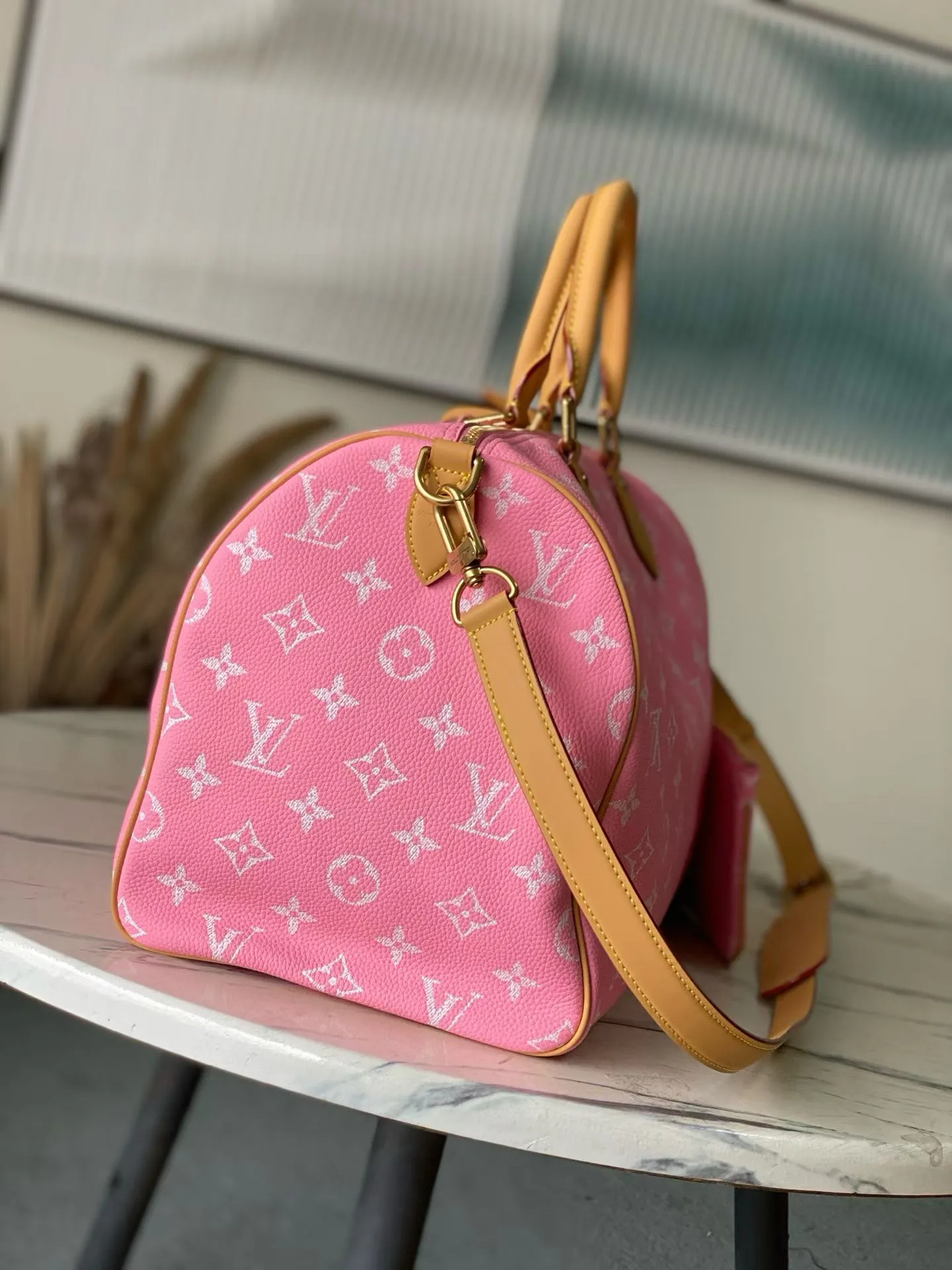 💰1940 Top Original M13918 Yellow Large This Speedy P18 Bandouliere 40 handbag is made of soft cow leather with deep cow leather trim and a detachable and adjustable shoulder strap. Exquisite stitching, dyed edges and the iconic P18 nameplate create ingenious details. Dimensions: 40 × 26 × 23 cm