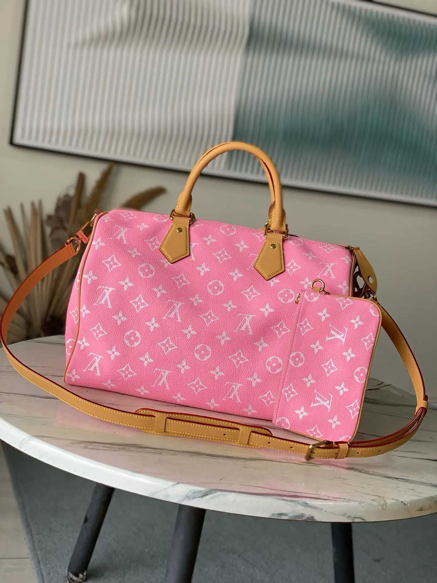 💰1940 Top Original M13918 Yellow Large This Speedy P18 Bandouliere 40 handbag is made of soft cow leather with deep cow leather trim and a detachable and adjustable shoulder strap. Exquisite stitching, dyed edges and the iconic P18 nameplate create ingenious details. Dimensions: 40 × 26 × 23 cm