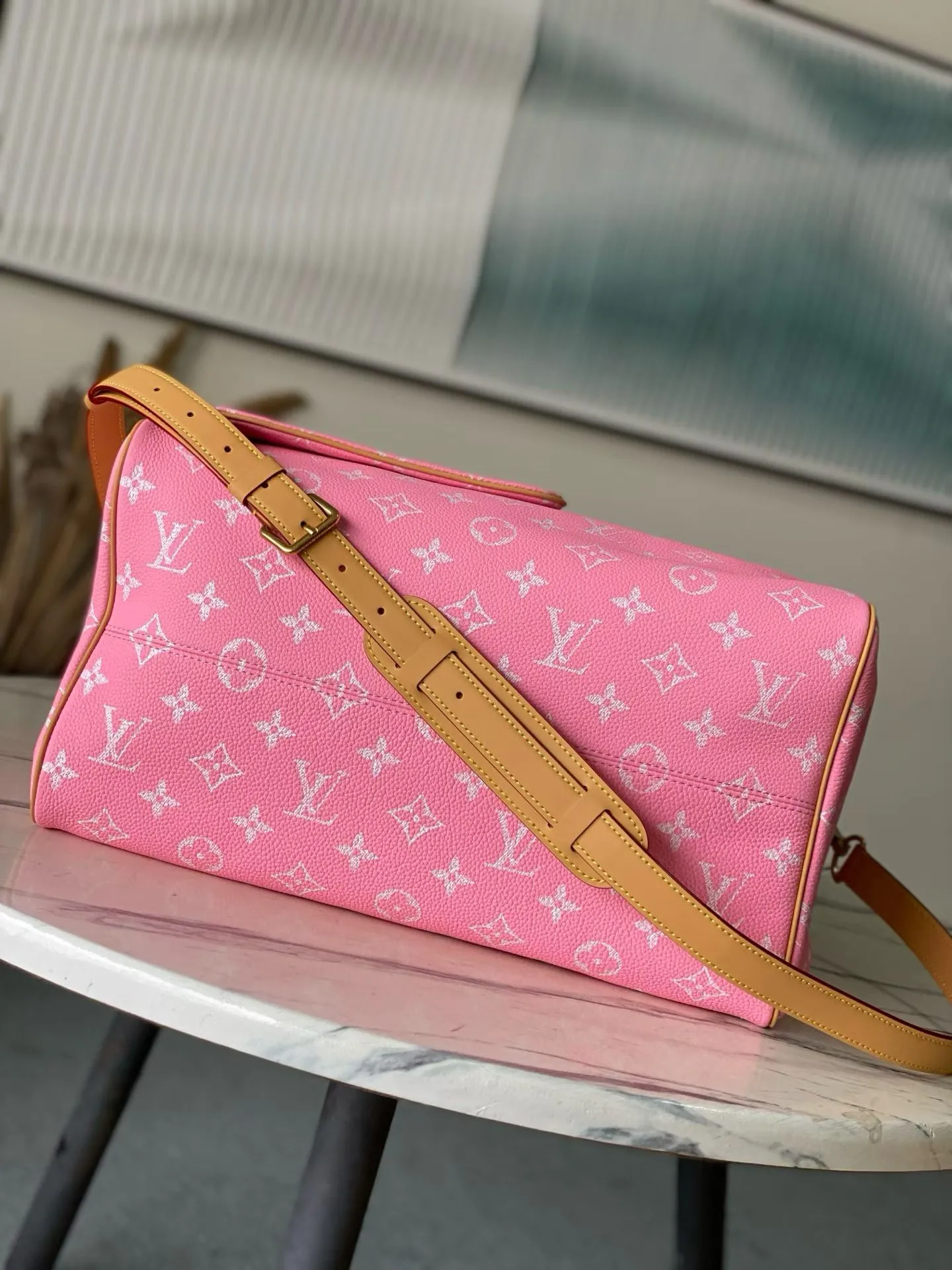 💰1940 Top Original M13918 Yellow Large This Speedy P18 Bandouliere 40 handbag is made of soft cow leather with deep cow leather trim and a detachable and adjustable shoulder strap. Exquisite stitching, dyed edges and the iconic P18 nameplate create ingenious details. Dimensions: 40 × 26 × 23 cm