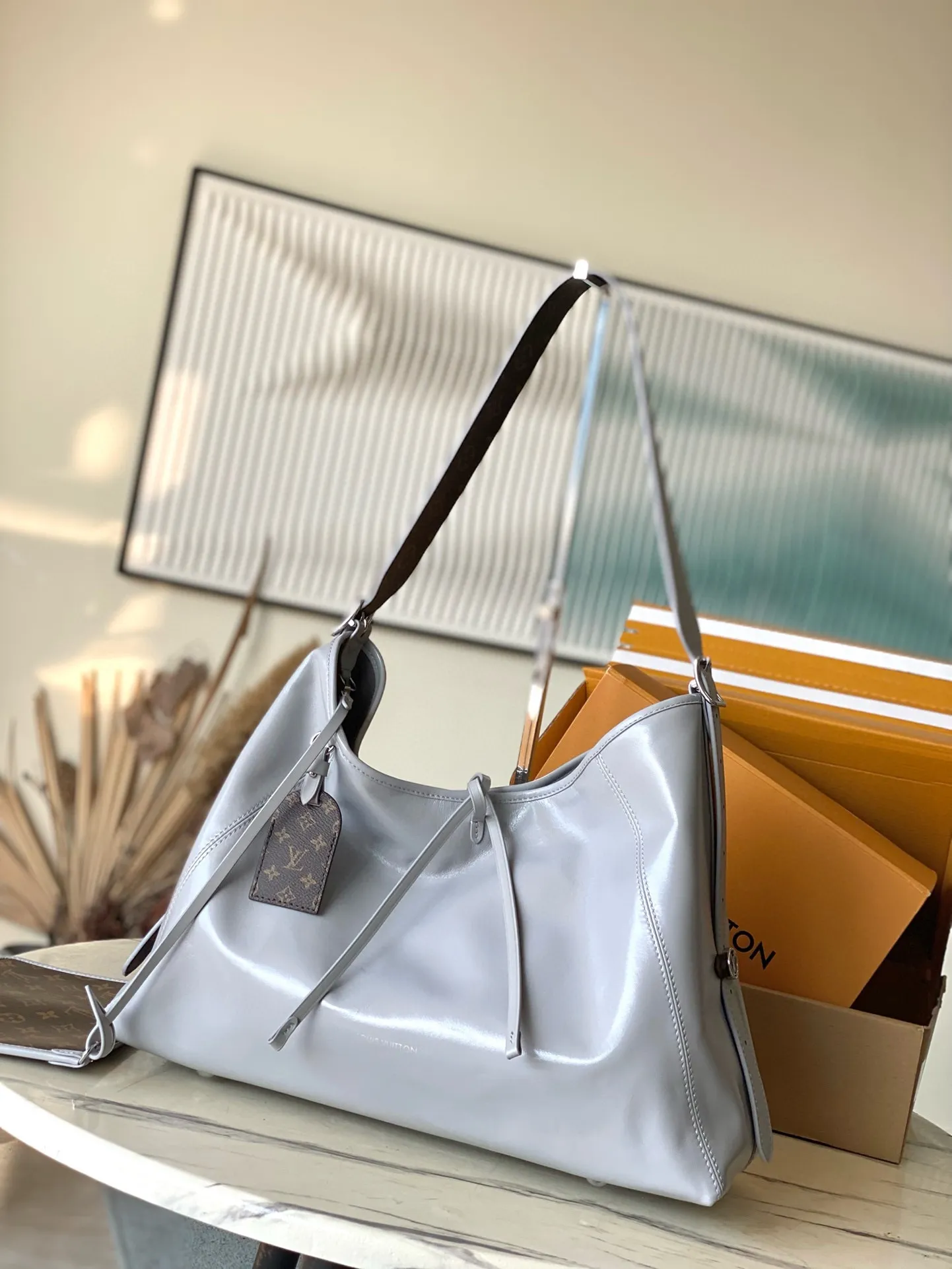 💰1200 (top layer leather) top original order M12583 medium size sheepskin shark gray This CarryAll Dark medium handbag is made of soft sheepskin to create a fashionable and lazy silhouette, adding eye-catching color to the 2024 spring and summer show style. Polished metal pieces are complemented by a tactile, slightly wrinkled texture. Plenty of space can accommodate a variety of daily necessities, making it a great travel companion. Dimensions: 39 x 30 x 15 cm (length x height x width)