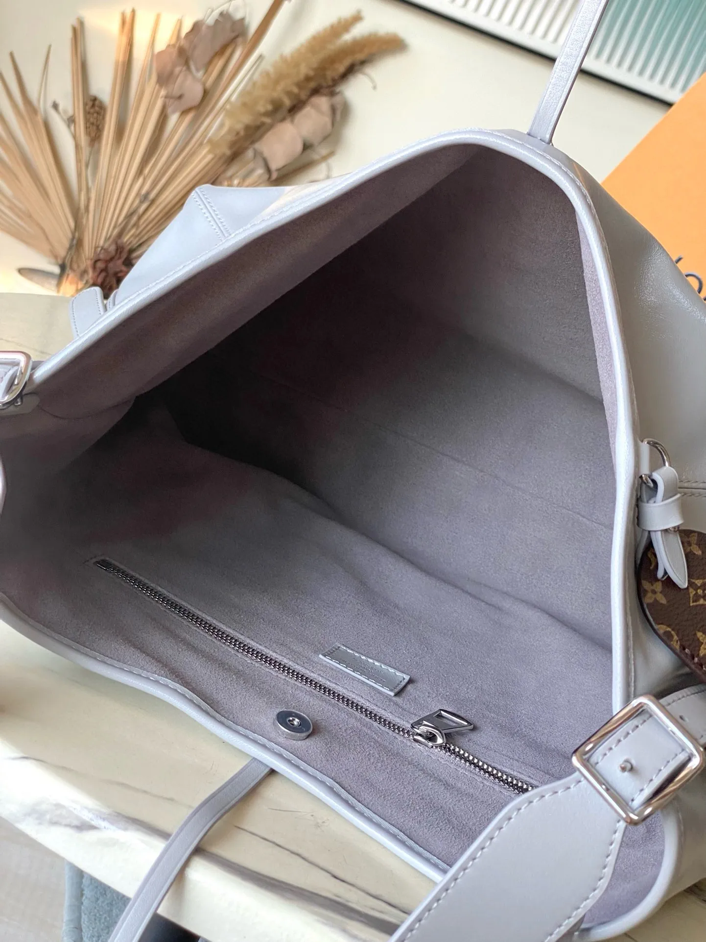 💰1200 (top layer leather) top original order M12583 medium size sheepskin shark gray This CarryAll Dark medium handbag is made of soft sheepskin to create a fashionable and lazy silhouette, adding eye-catching color to the 2024 spring and summer show style. Polished metal pieces are complemented by a tactile, slightly wrinkled texture. Plenty of space can accommodate a variety of daily necessities, making it a great travel companion. Dimensions: 39 x 30 x 15 cm (length x height x width)