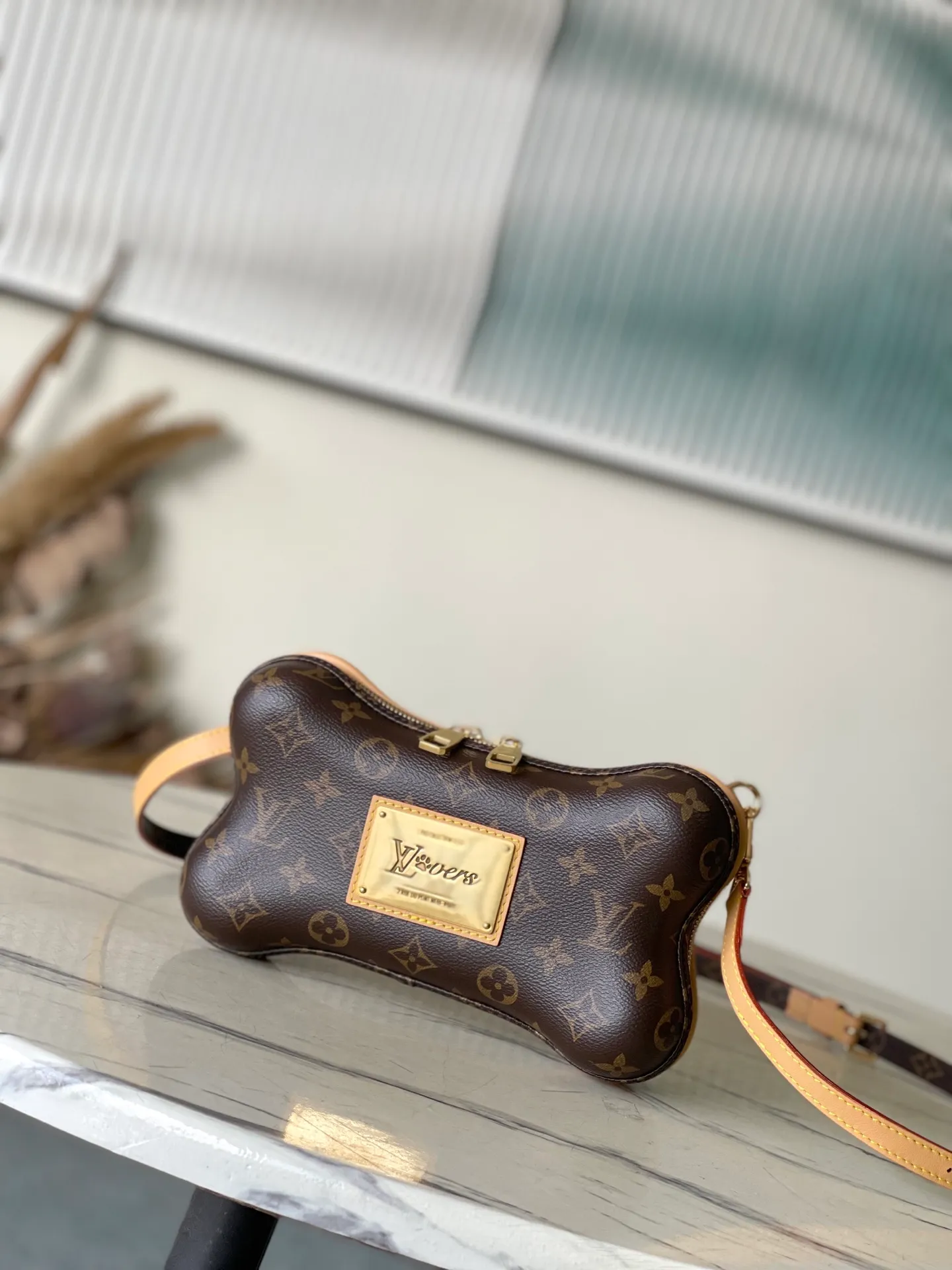 💰1220 (Steel Hardware) Top Original M12615 Bone mini handbag is made of Monogram coated canvas. The LVLovers logo designed by Pharrell Wiliams for the last season series is reflected on the inner nameplate, and the cute palm print is used to inject natural interest. The detachable and adjustable shoulder strap is embellished with Monogram pattern on one side and fine leather on the other side. Dimensions: 24 × 14 × 6 cm