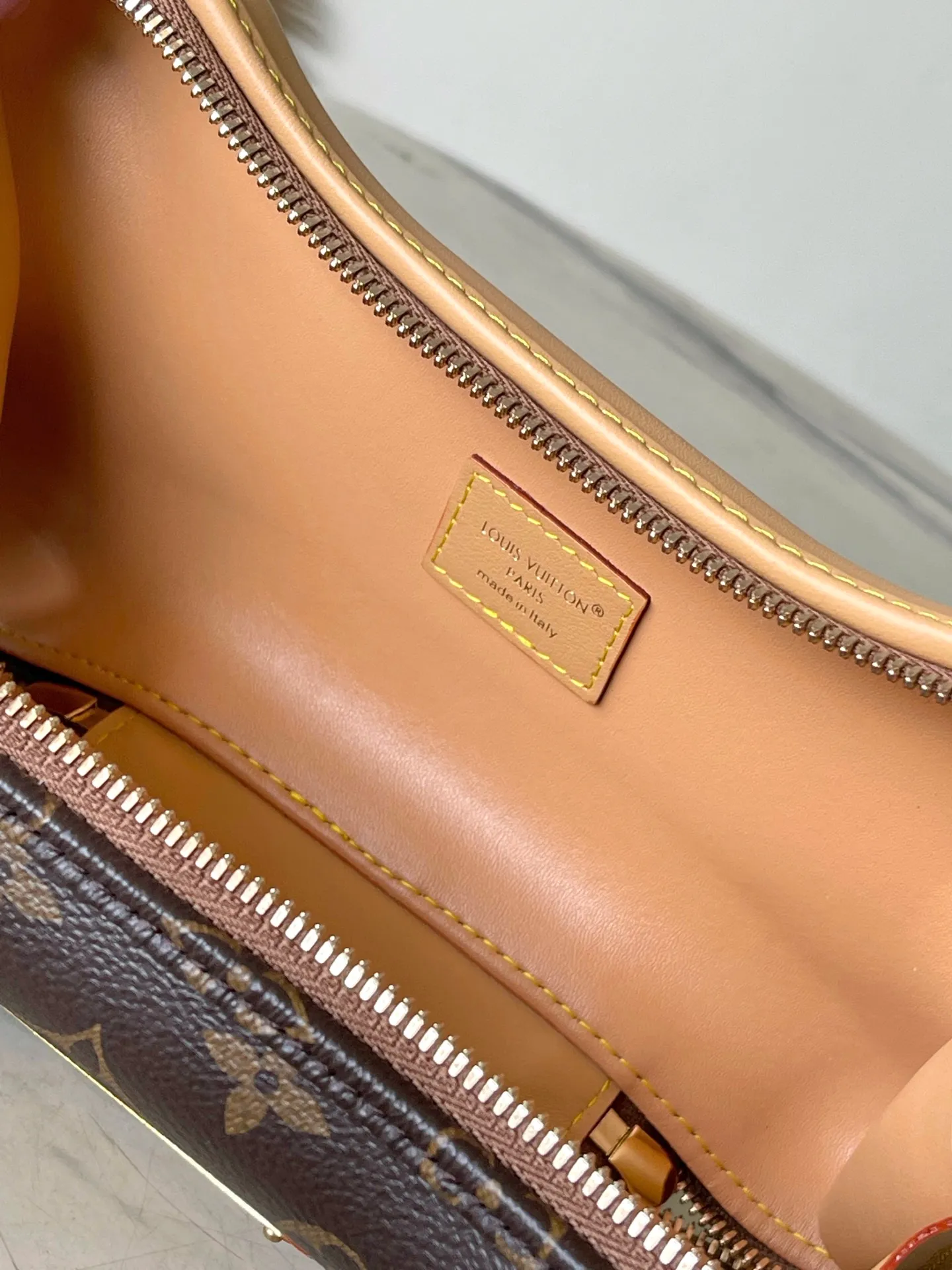 💰1220 (Steel Hardware) Top Original M12615 Bone mini handbag is made of Monogram coated canvas. The LVLovers logo designed by Pharrell Wiliams for the last season series is reflected on the inner nameplate, and the cute palm print is used to inject natural interest. The detachable and adjustable shoulder strap is embellished with Monogram pattern on one side and fine leather on the other side. Dimensions: 24 × 14 × 6 cm