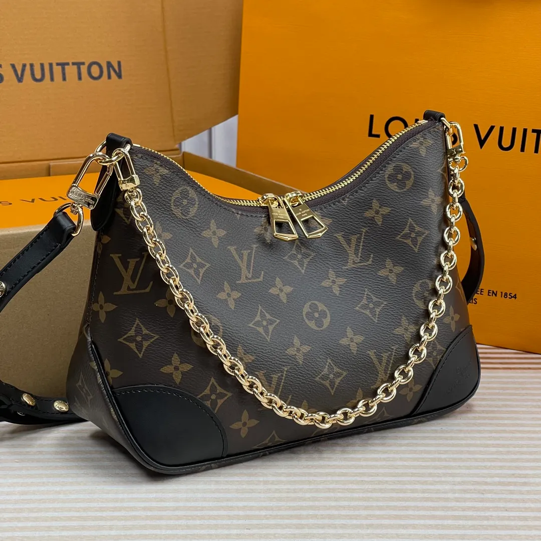 [Upgraded version] P560🐶Upgraded version, high quality, semi-steel hardware ❣️M45831 black🐶With complete packaging❣️BOULOGNE handbag The Boulogne handbag is made of classic Monogram canvas, equipped with double zippers and a spacious inner patch pocket that can accommodate an iPhone 12 Pro mobile phone. The adjustable shoulder strap allows it to be worn cross-body or over the shoulder, and can be removed to transform into a small chain bag or clutch. Dimensions: 29 x 16 x 9.5 cm