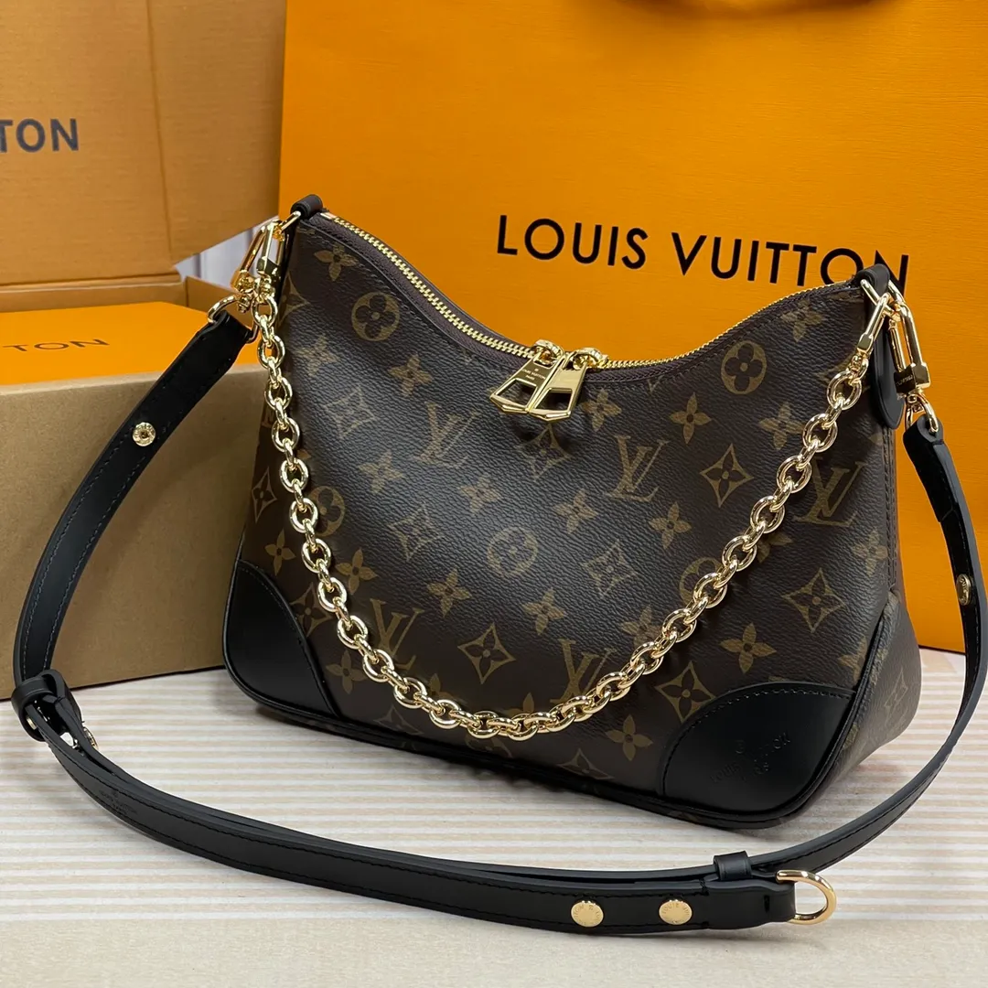 [Upgraded version] P560🐶Upgraded version, high quality, semi-steel hardware ❣️M45831 black🐶With complete packaging❣️BOULOGNE handbag The Boulogne handbag is made of classic Monogram canvas, equipped with double zippers and a spacious inner patch pocket that can accommodate an iPhone 12 Pro mobile phone. The adjustable shoulder strap allows it to be worn cross-body or over the shoulder, and can be removed to transform into a small chain bag or clutch. Dimensions: 29 x 16 x 9.5 cm