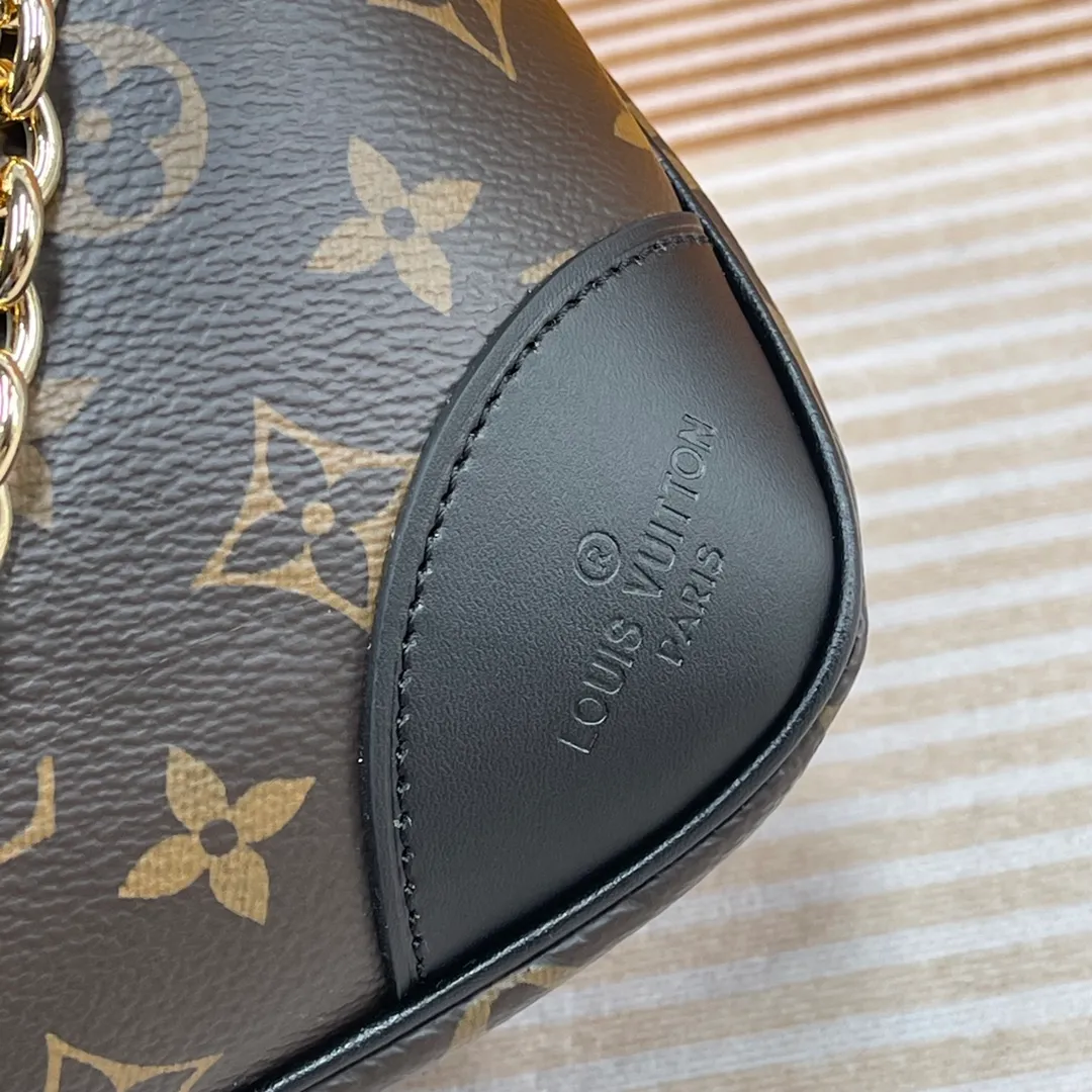 [Upgraded version] P560🐶Upgraded version, high quality, semi-steel hardware ❣️M45831 black🐶With complete packaging❣️BOULOGNE handbag The Boulogne handbag is made of classic Monogram canvas, equipped with double zippers and a spacious inner patch pocket that can accommodate an iPhone 12 Pro mobile phone. The adjustable shoulder strap allows it to be worn cross-body or over the shoulder, and can be removed to transform into a small chain bag or clutch. Dimensions: 29 x 16 x 9.5 cm