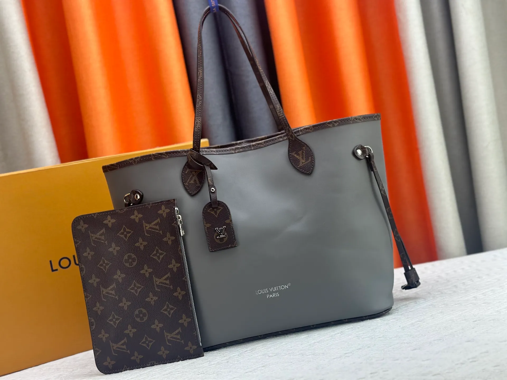 P280 Upgraded original M14210 M45686 M46649 M58907 M46329 M21579 M45685 M46676 M40995 This Neverfull medium handbag uses embossing and printing processes to depict the Monogram pattern on the cow leather. Tighten the side straps and the tote instantly transforms into an elegant urban handbag; the long handle makes it easy to carry over the shoulder or elbow. 31.0 x 28.0 x 14.0 cm (length x height x width)