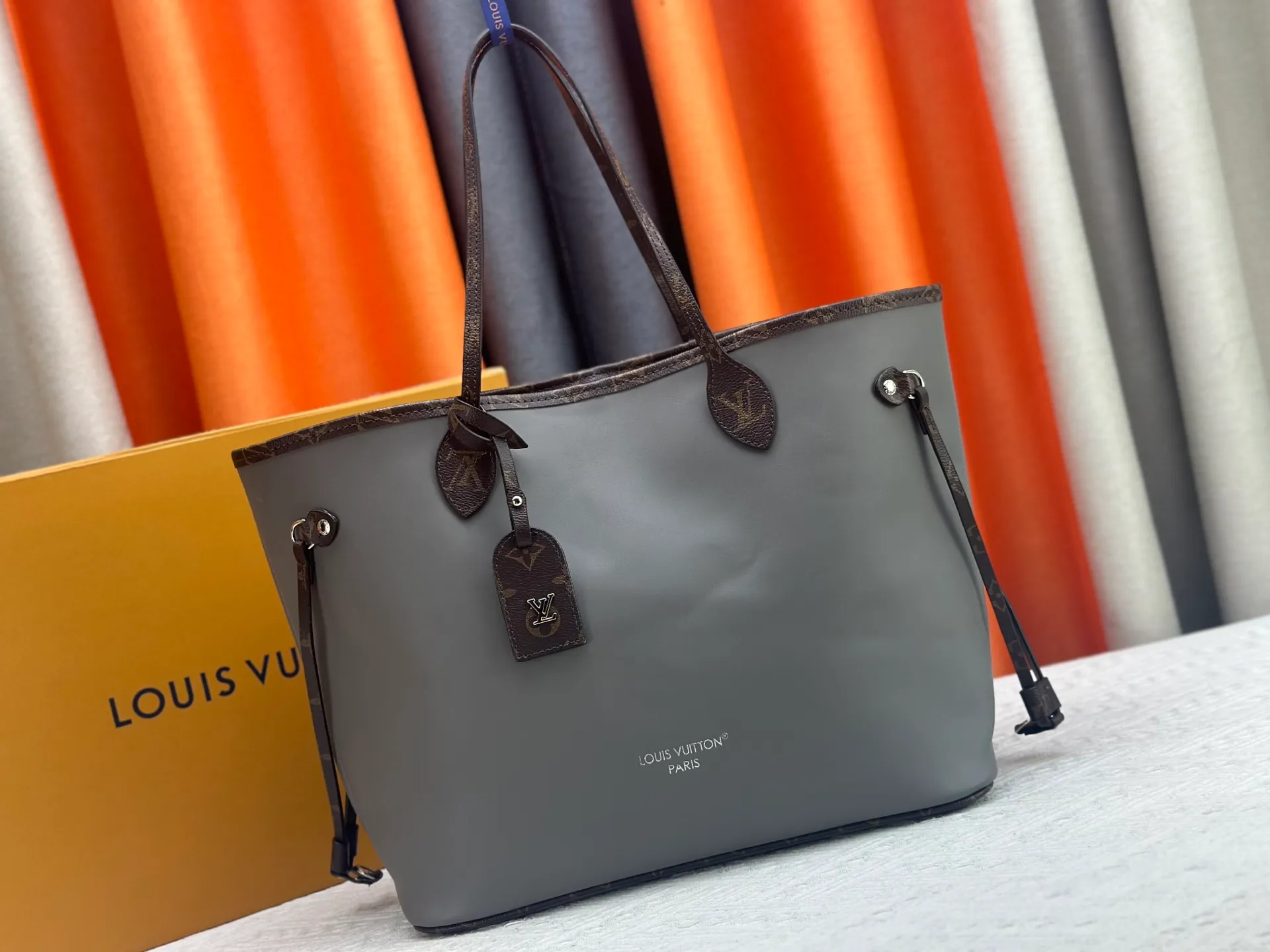 P280 Upgraded original M14210 M45686 M46649 M58907 M46329 M21579 M45685 M46676 M40995 This Neverfull medium handbag uses embossing and printing processes to depict the Monogram pattern on the cow leather. Tighten the side straps and the tote instantly transforms into an elegant urban handbag; the long handle makes it easy to carry over the shoulder or elbow. 31.0 x 28.0 x 14.0 cm (length x height x width)