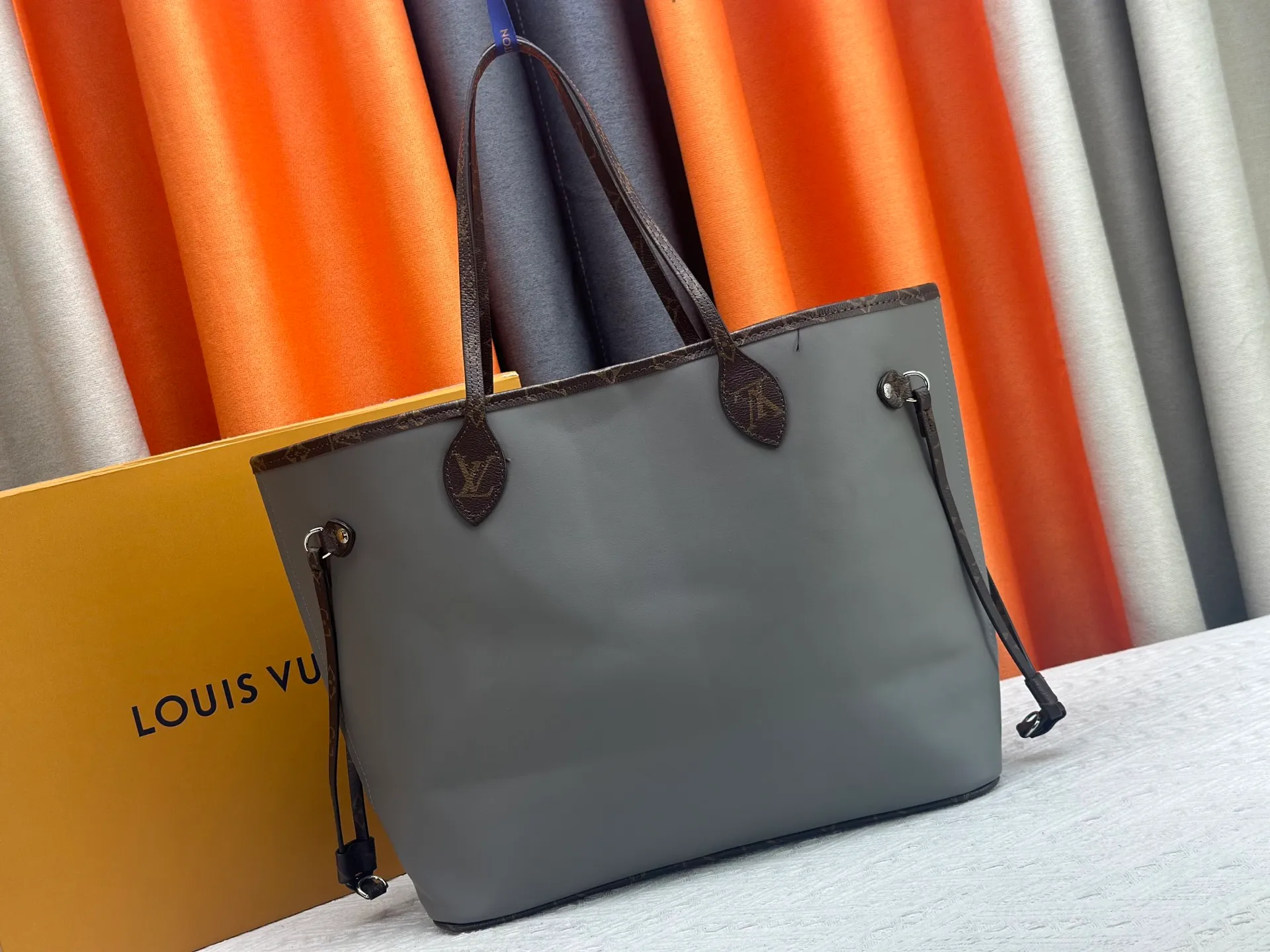 P280 Upgraded original M14210 M45686 M46649 M58907 M46329 M21579 M45685 M46676 M40995 This Neverfull medium handbag uses embossing and printing processes to depict the Monogram pattern on the cow leather. Tighten the side straps and the tote instantly transforms into an elegant urban handbag; the long handle makes it easy to carry over the shoulder or elbow. 31.0 x 28.0 x 14.0 cm (length x height x width)
